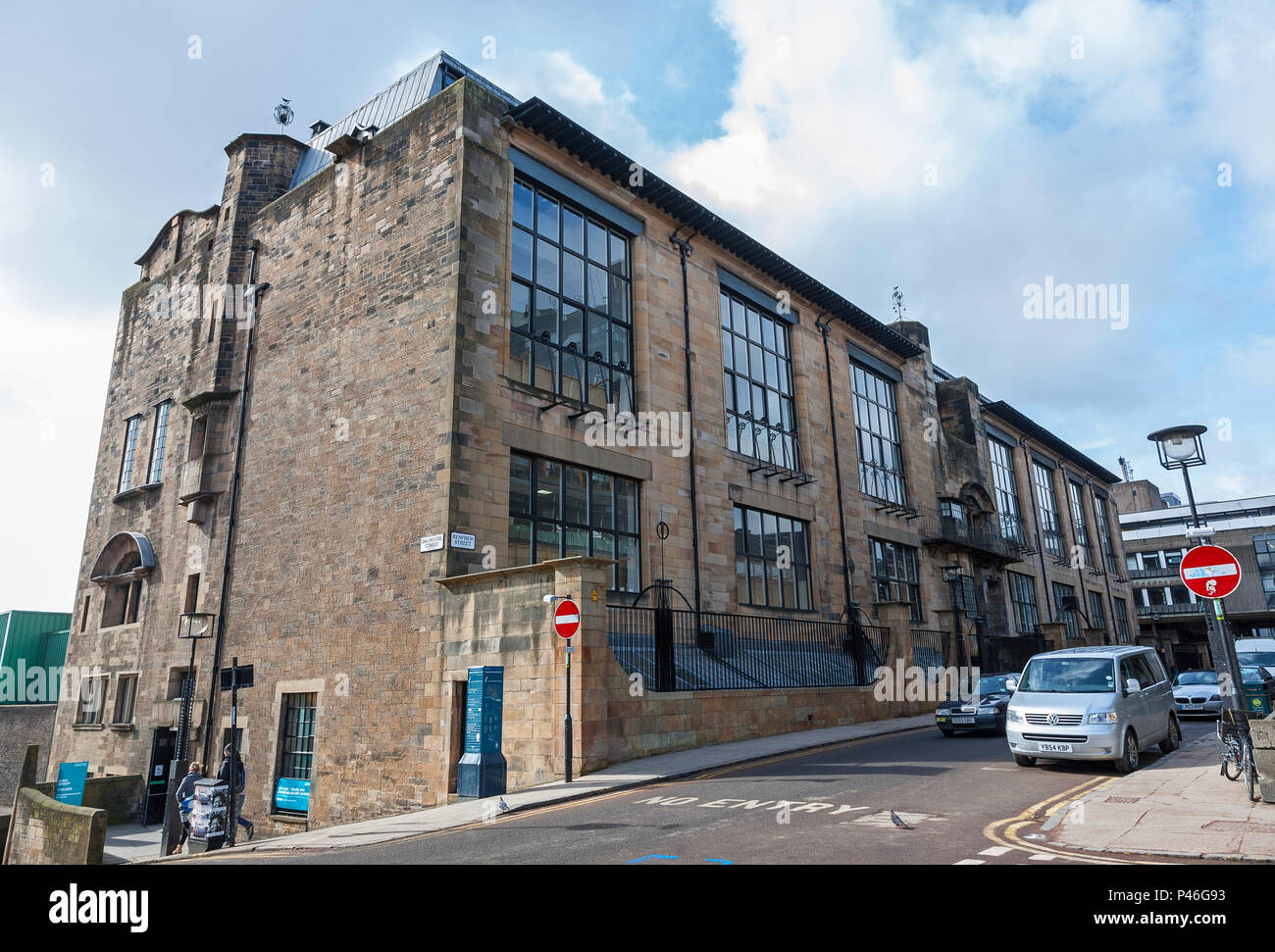 Foto genommen, bevor das Feuer von der Tür und Eingang des Charles Rennie Mackintosh Glasgow School of Art, Glasgow, Schottland, Großbritannien Stockfoto