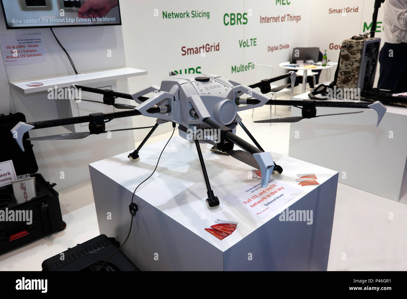 Eine elistair Tethered Drohnensystem für militärische und kommerzielle Anwendungen, bietet eine vollständige LTE und VoLTE Netzwerk in den Himmel. Stockfoto