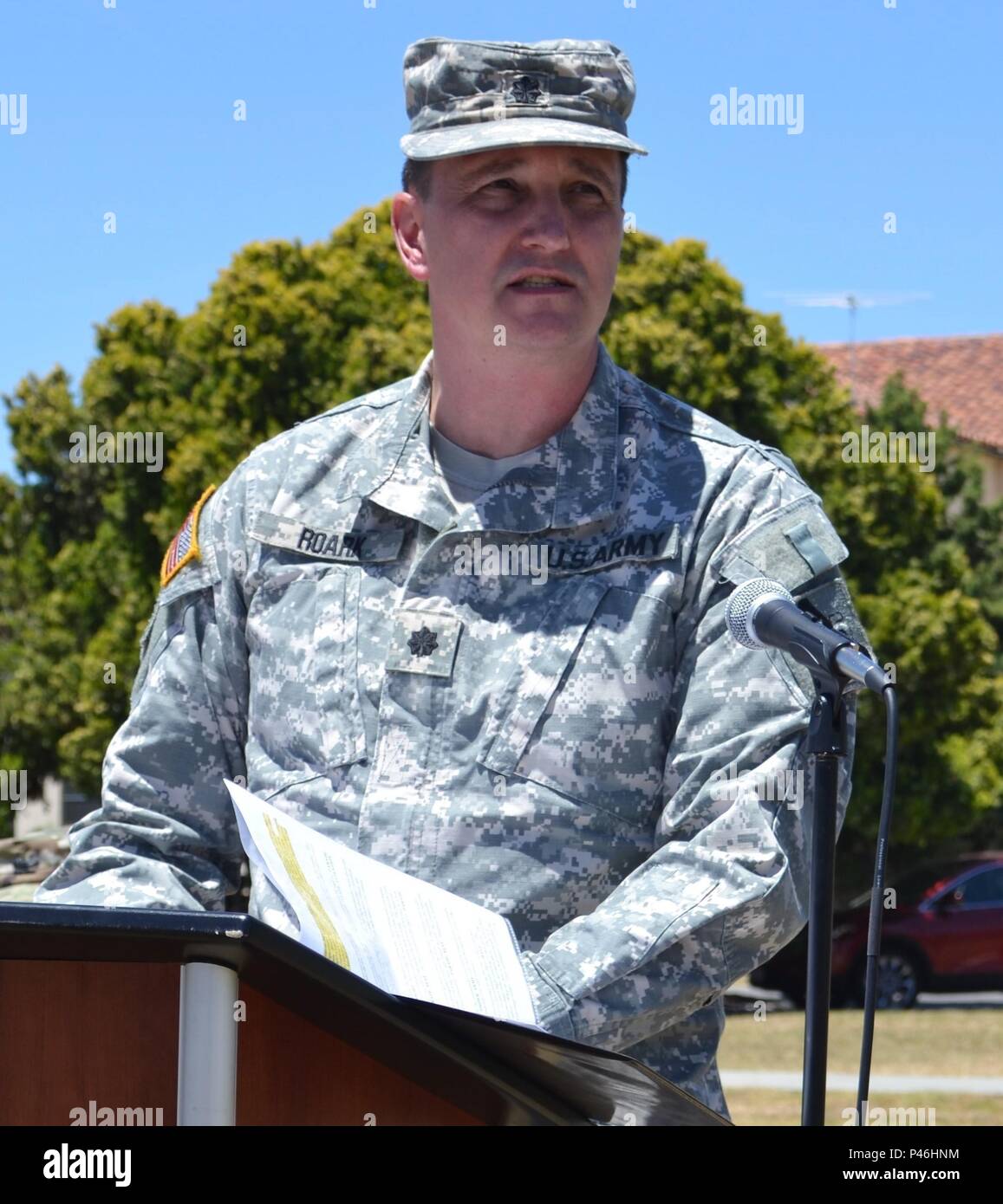 Oberstleutnant Michael A. Roark, Roseburg, Oregon native, übernahm das Kommando über die 469Th bekämpfen Sustainment unterstützt den Befehl 26. Juni, eine Änderung der Befehl Zeremonie auf dem Moffett Naval Air Station in Mountain View, Calif., wo der 63. Regionale Unterstützung Befehl befindet. Oberst Toni A. Glover, 650Th Region Support Group kommandierenden Offizier, in Las Vegas, Nevada, gelegen, war die Einheit Farben Roark von Oberst Chandra M. Roberts übertragen. Stockfoto