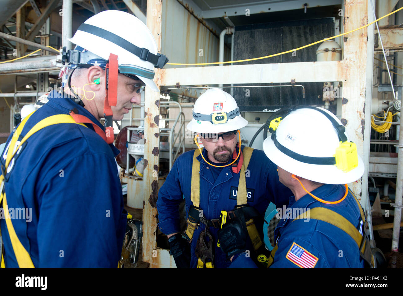 Chief Warrant Officer Michael Smith, Herr Logan Kise und Chief Warrant Officer Eddie Martinezlopez vorbereiten, die in den Tank von einer Ölplattform zu klettern, ca. 160 Meilen von Galveston, Texas, 28. Juni 2016. Inspektion von Ölplattformen stellt Unternehmen die erforderlichen Safety proceedures und bleiben im Umweltschutz Leitlinien. U.S. Coast Guard Foto von Petty Officer 3. Klasse Dustin R. Williams Stockfoto