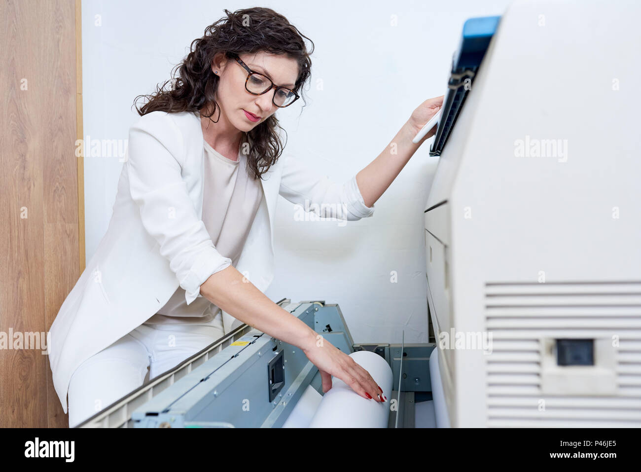 Frau das Papier in den Drucker Stockfoto