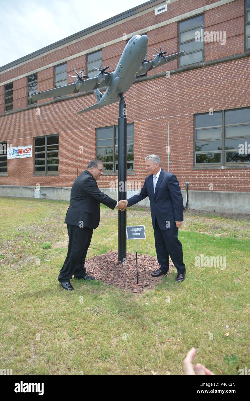 George Shultz, Luftbeweglichkeit und Maritime Missionen Vice President und general Manager von Lockheed Martin und Mike Sorial, c-130 Hercules Division Chief bei Robins, offiziell zu widmen Sie und zeigen Sie C-130J Modell und Plaque.    Die c-130 Hercules, betrieben in mehr als 60 Nationen mehr als 1,2 Millionen Flugstunden angesammelt hat und betreibt in acht wichtigen Befehle. Vier System-Programm-Büros in der Air Force Life Cycle Management Center verwalten das Waffensystem, das über die Dienste, die Küstenwache und Marine, und zuletzt, des U.S. Forest Service gehören spannt. Stockfoto