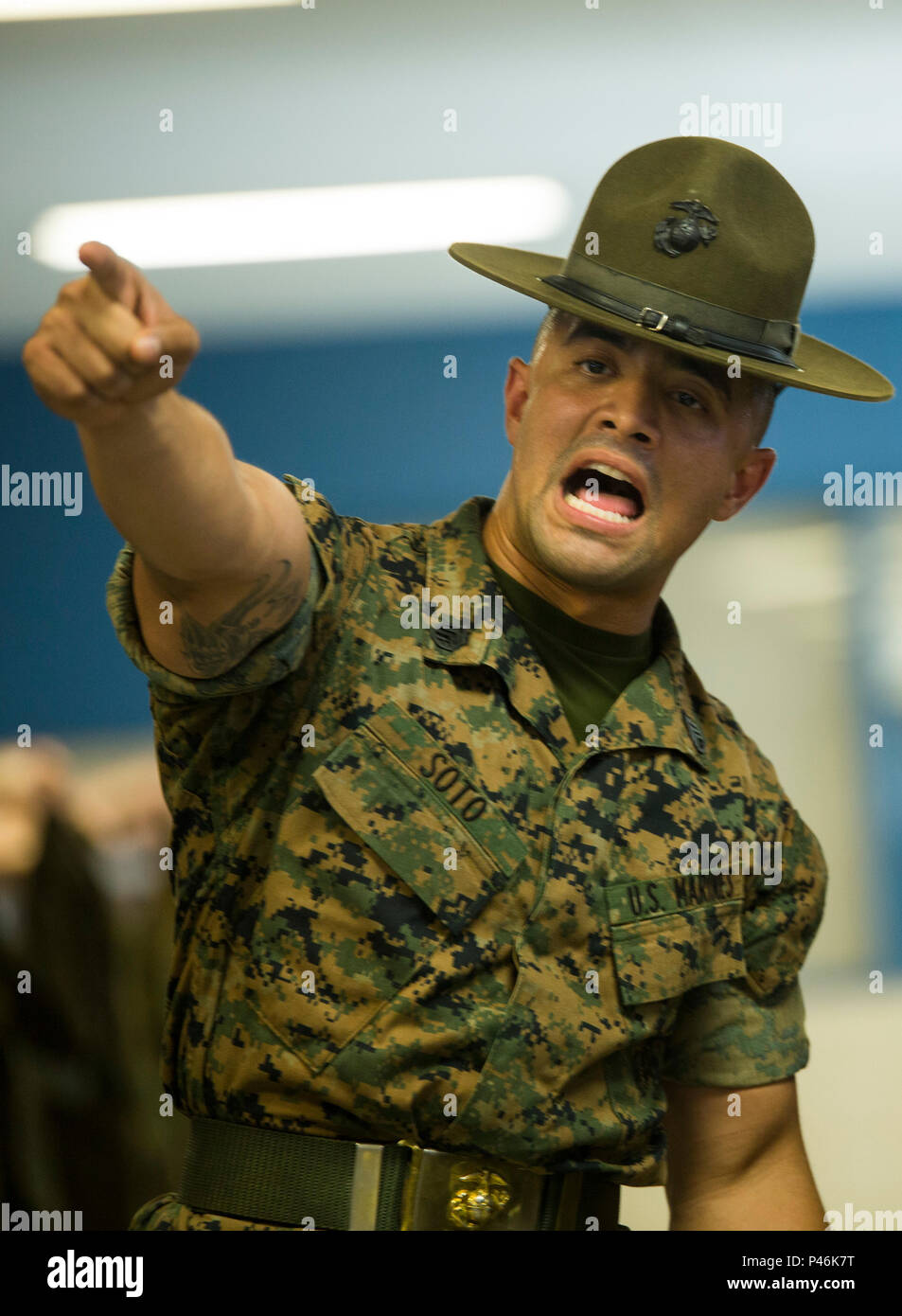 Staff Sgt. Gabriel Soto II derzeit als Marine Corps drill instructor mit Indien Unternehmen dient, 3. rekrutieren Ausbildung Bataillon, bei Marine Corps Recruit Depot Parris Island, S.C. Soto trat der Marine Corps im Mai 2005 und wurde zu einem drill instructor im Januar 2014. "Ich habe ein drill instructor geworden, so dass ich die Grundlagen beibringen könnte, und senden Sie eine bessere Bekämpfung der Produkt", sagte Soto, eine 30-jährige gebürtige von Coral Springs, Fla. Etwa 600 Marine Corps drill Instructors Form der rund 19.000 Rekruten, die auf Parris Island jährlich in die United States Marines. Parris Island ist h Stockfoto