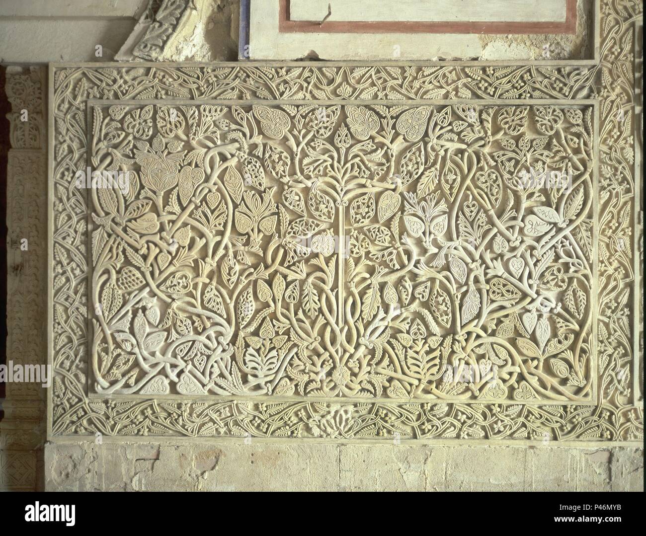 MEZQUITA - DECORACION VEGETAL - TECNICA BISELADO-S X-ARTE HISPANOMUSULMAN - EPOCA CALIFAL. Lage: MEDINA AZAHARA / Madinat al-Zahra, PROVINCIA, CORDOBA, Spanien. Stockfoto