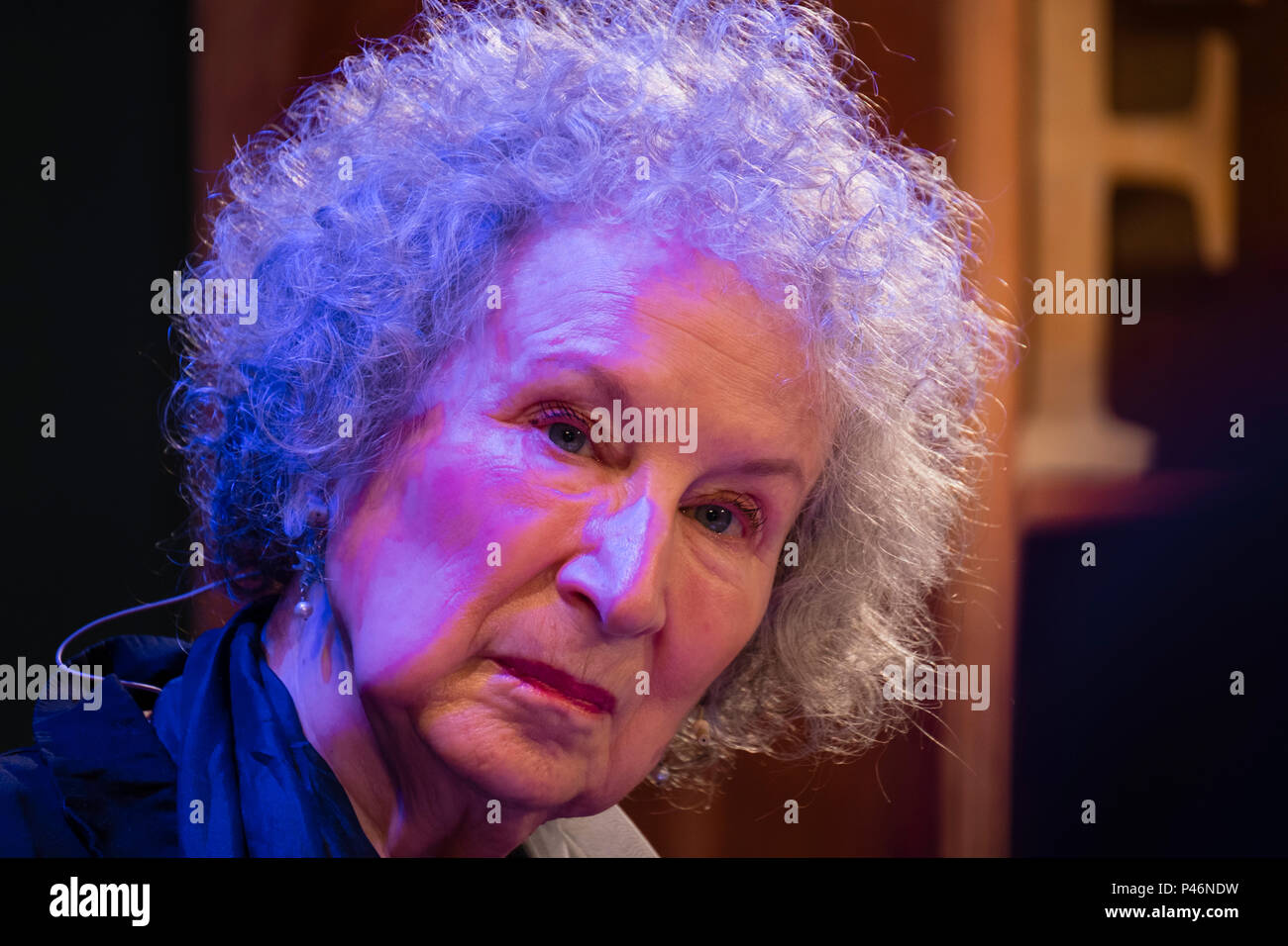 MARGARET ATWOOD, kanadischer Schriftsteller, Verfasser, Kommentator. Thema der dystopische Classic' des Handmad Märchen' an der Hay Festival 2018 der Literatur und der Kunst. Das jährliche Festival in der kleinen Stadt von Heu auf Wye an der walisischen Grenze erscheinen, zieht die Dichter und Denker aus der ganzen Welt für 10 Tage feiern der Besten des geschriebenen Wortes, politischen Obwohl literarische Debatte und Stockfoto