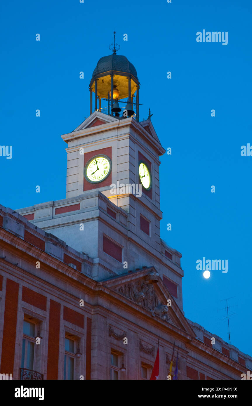 Clock Tower in der Morgendämmerung. Puerta del Sol, Madrid, Spanien. Stockfoto