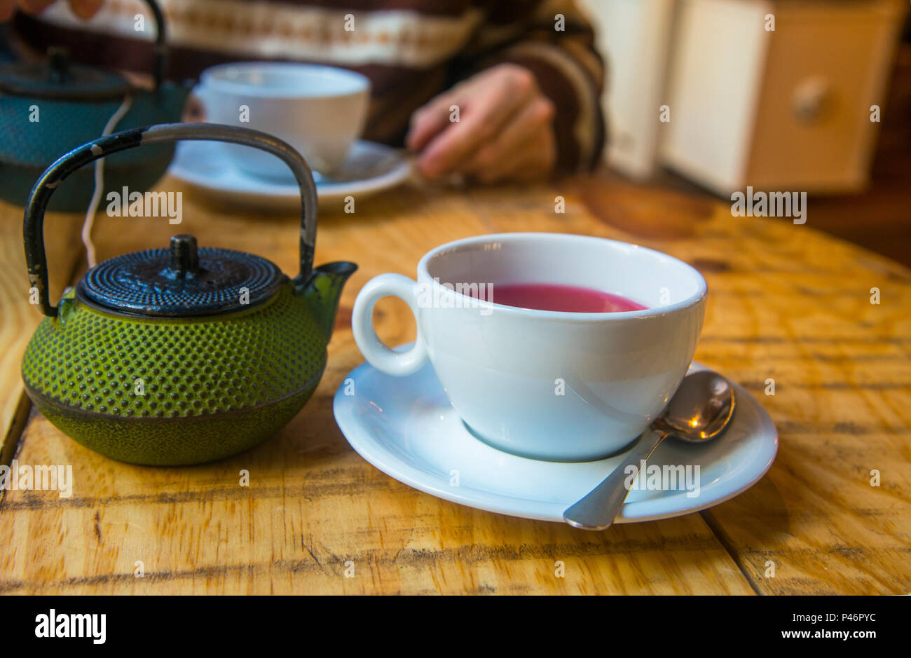 Tasse rot Kaffee und Teekanne. Stockfoto