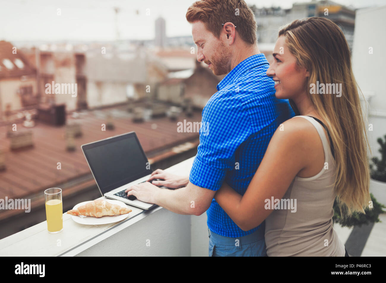 Paar umarmen im Freien in Gebäude Stockfoto