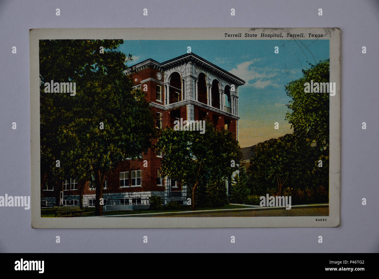 Foto von 1930er/1940er Jahre amerikanische Farbe Postkarte, Terell State Hospital, Terrell, Texas, auf einem weißen Hintergrund. Stockfoto