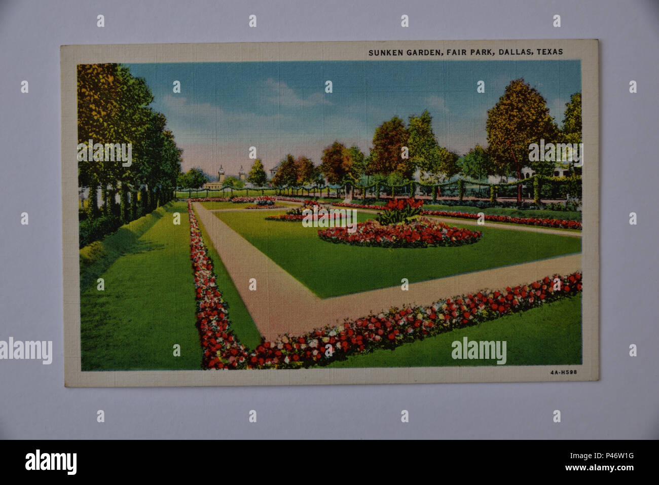 Foto von 1930er/1940er Jahre amerikanische Farbe Postkarte mit der Darstellung der versunkene Garten, Fair Park, Dallas, Texas, auf weißem Hintergrund Stockfoto