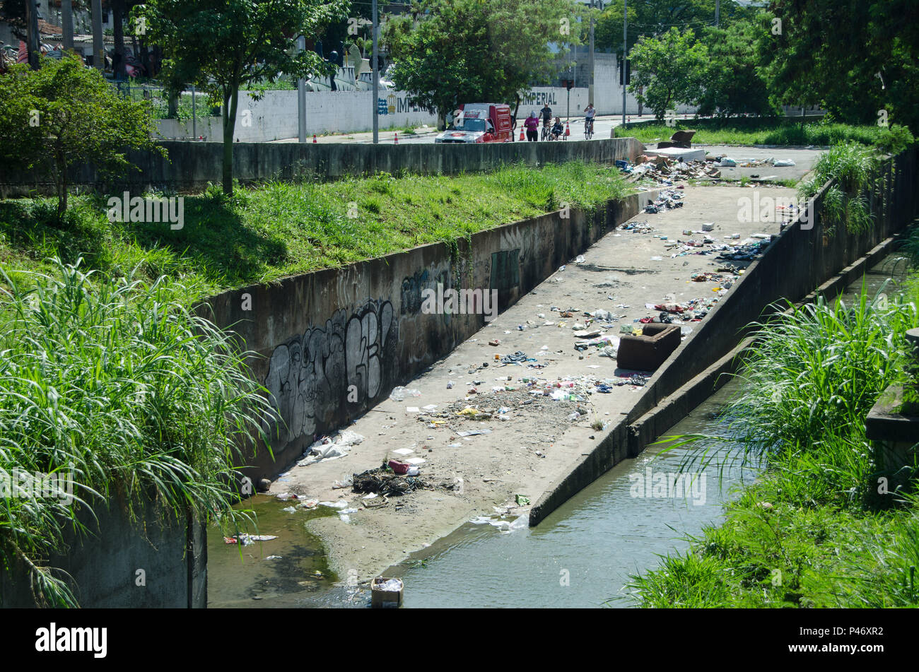 SÃO PAULO, SP - 28/12/2014: IMAGENS DO DIA-Ciclistas que usam eine Ciclofaixa da Av Calim Eid, convivem com uma Grande quantidade de lixo Como: entulho, Schlafsofa, colchão, coco Verde e Muito Mais, jogado em um acesso Ao córrego Tiquatira, na av Calim Eid keine cruzamento com av Amador Bueno da Veiga, Zona Leste de São Paulo. (Foto: Gero/Fotoarena) Stockfoto