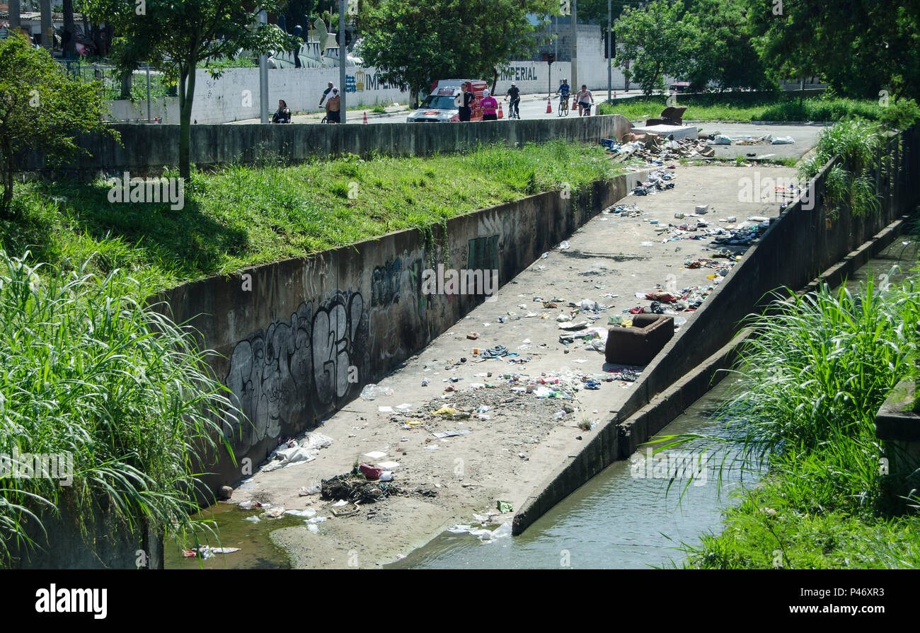 SÃO PAULO, SP - 28/12/2014: IMAGENS DO DIA-Ciclistas que usam eine Ciclofaixa da Av Calim Eid, convivem com uma Grande quantidade de lixo Como: entulho, Schlafsofa, colchão, coco Verde e Muito Mais, jogado em um acesso Ao córrego Tiquatira, na av Calim Eid keine cruzamento com av Amador Bueno da Veiga, Zona Leste de São Paulo. (Foto: Gero/Fotoarena) Stockfoto