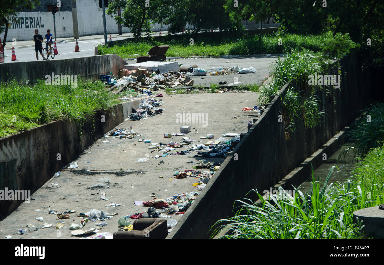 SÃO PAULO, SP - 28/12/2014: IMAGENS DO DIA-Ciclistas que usam eine Ciclofaixa da Av Calim Eid, convivem com uma Grande quantidade de lixo Como: entulho, Schlafsofa, colchão, coco Verde e Muito Mais, jogado em um acesso Ao córrego Tiquatira, na av Calim Eid keine cruzamento com av Amador Bueno da Veiga, Zona Leste de São Paulo. (Foto: Gero/Fotoarena) Stockfoto