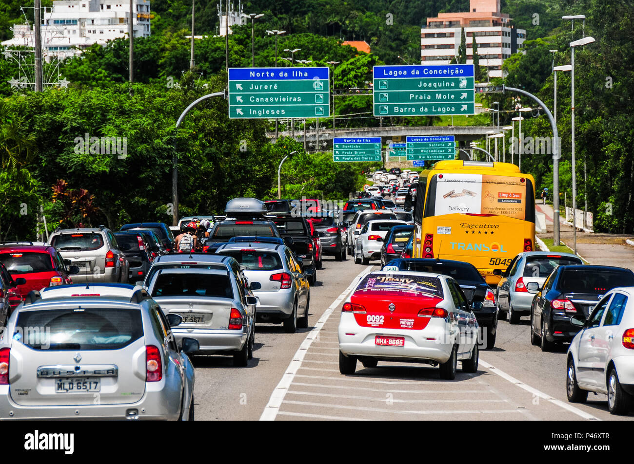 FLORIANÓPOLIS, SC - 28/12/2014: CLIMA EM FLORIANÓPOLIS - Trânsito intenso causou congestionamentos keine Meditation dessa tarde na rodovia SC-401 a caminho das Praias no Norte de Florianópolis. (Foto: Cadu Rolim/Fotoarena) Stockfoto