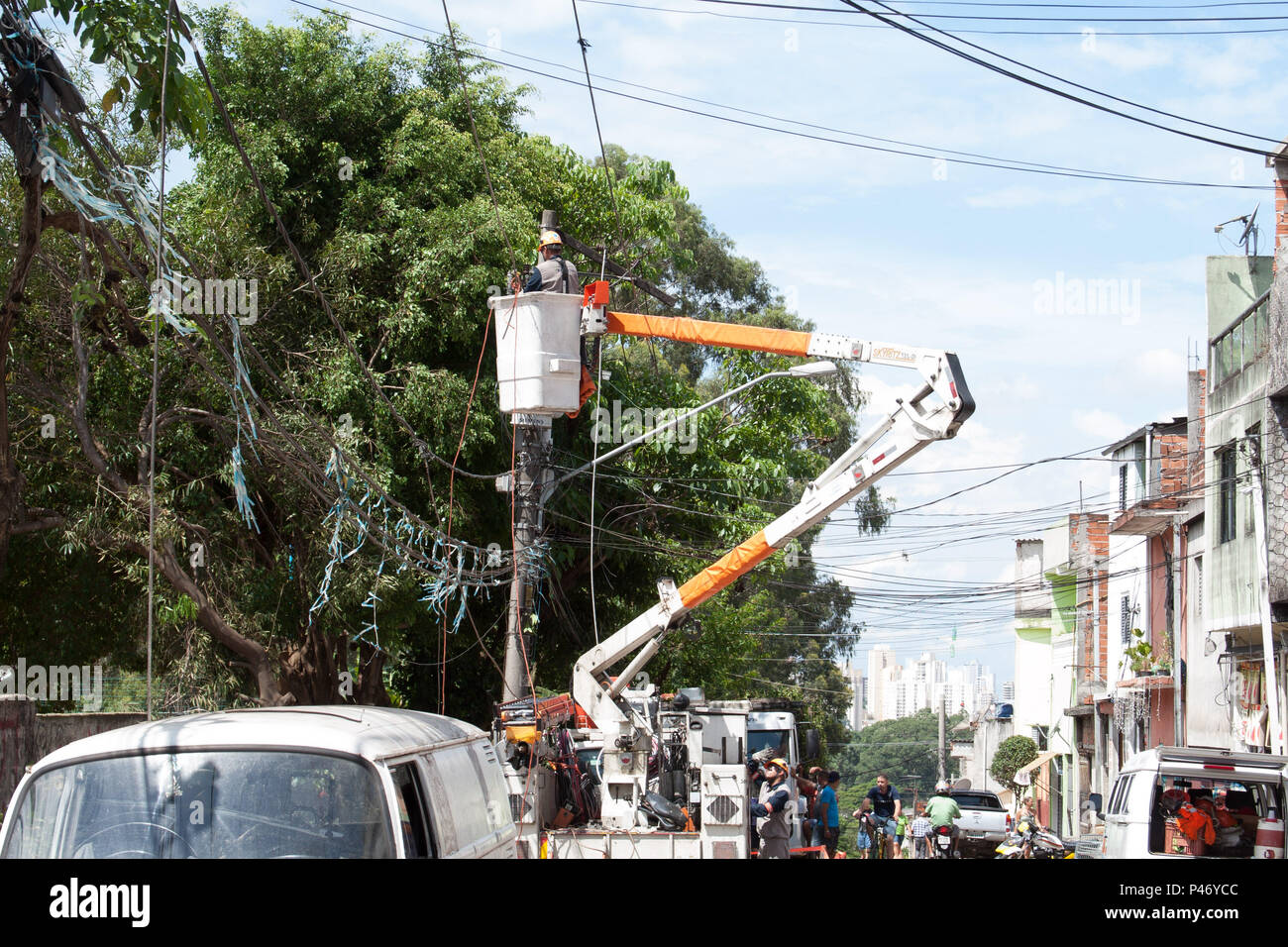 SÃO PAULO, SP - 30 12/2014: ELETROPAULO REALISIERUNG KONZERTE - depois das Fortes chuvas e de Mais de 30 horas sem Energia elétrica, companhia de Energia elétrica de São Paulo, AES Eletropaulo, Realisierung Konzerte keine bairro de Heliópolis mas sem previsão de retorno do fornecimento de Energia. (Foto: Joel Nogueira/Fotoarena) Stockfoto