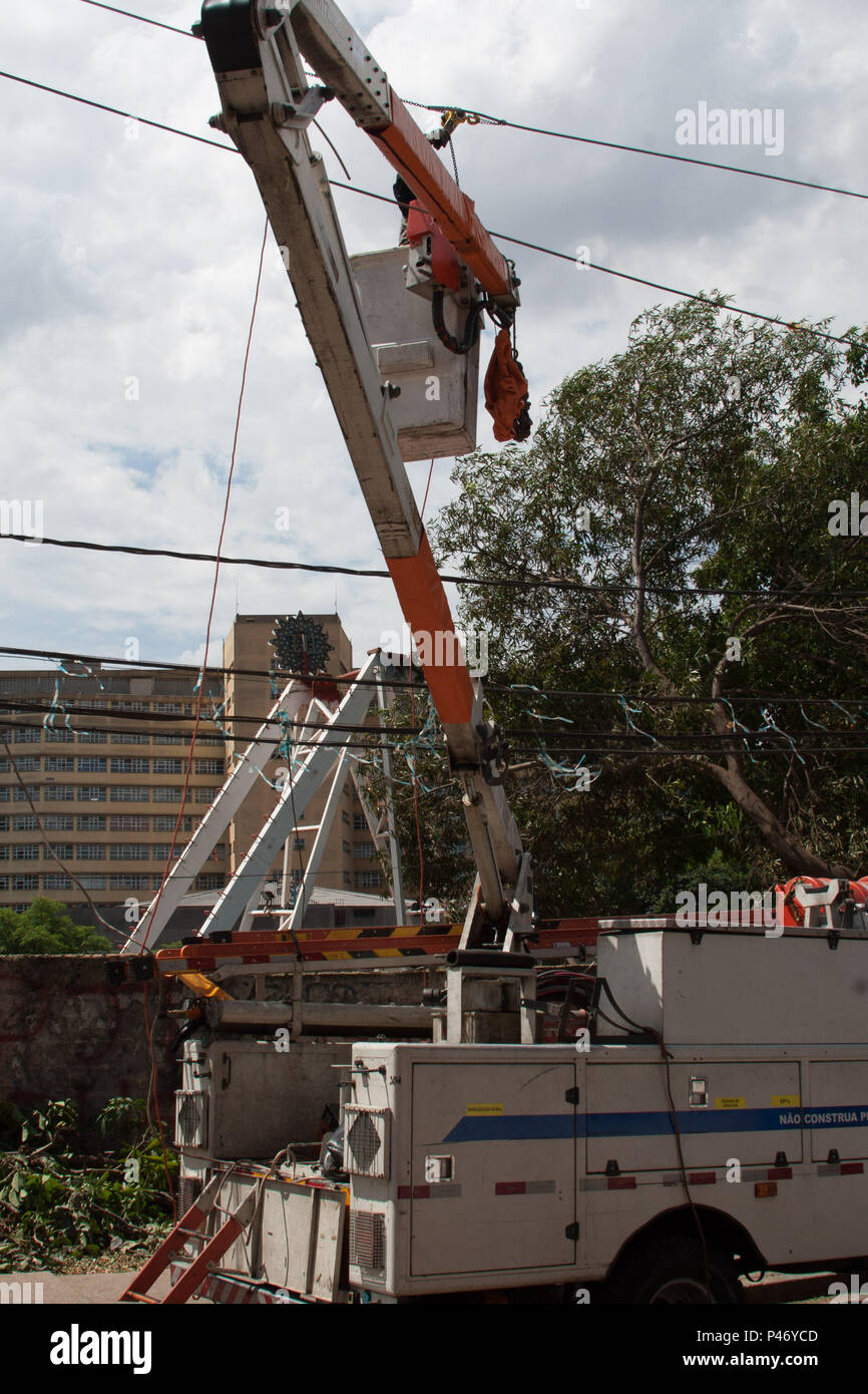 SÃO PAULO, SP - 30 12/2014: ELETROPAULO REALISIERUNG KONZERTE - depois das Fortes chuvas e de Mais de 30 horas sem Energia elétrica, companhia de Energia elétrica de São Paulo, AES Eletropaulo, Realisierung Konzerte keine bairro de Heliópolis mas sem previsão de retorno do fornecimento de Energia. (Foto: Joel Nogueira/Fotoarena) Stockfoto
