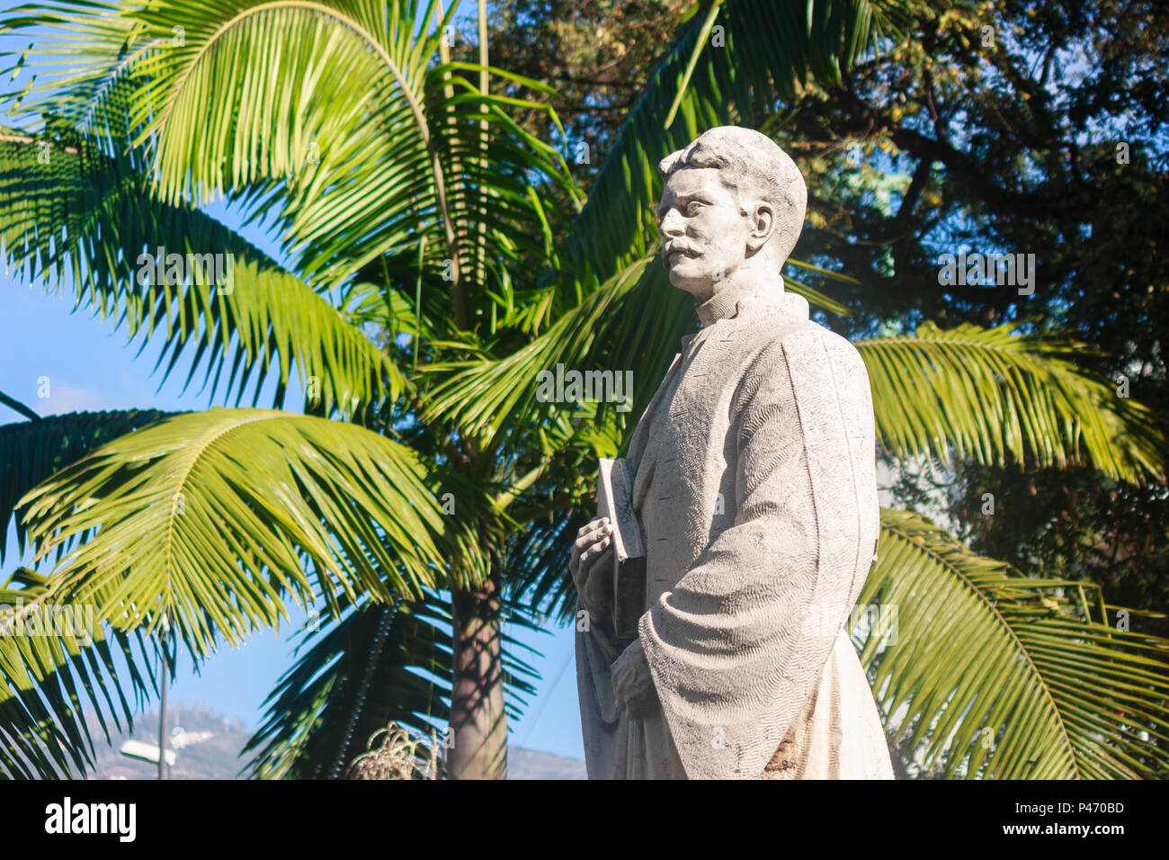 Funchal, Madeira: Statue von Jaime Moniz, portugiesischer Politiker und Intellektuelle mit Palmen im Hintergrund. Stockfoto