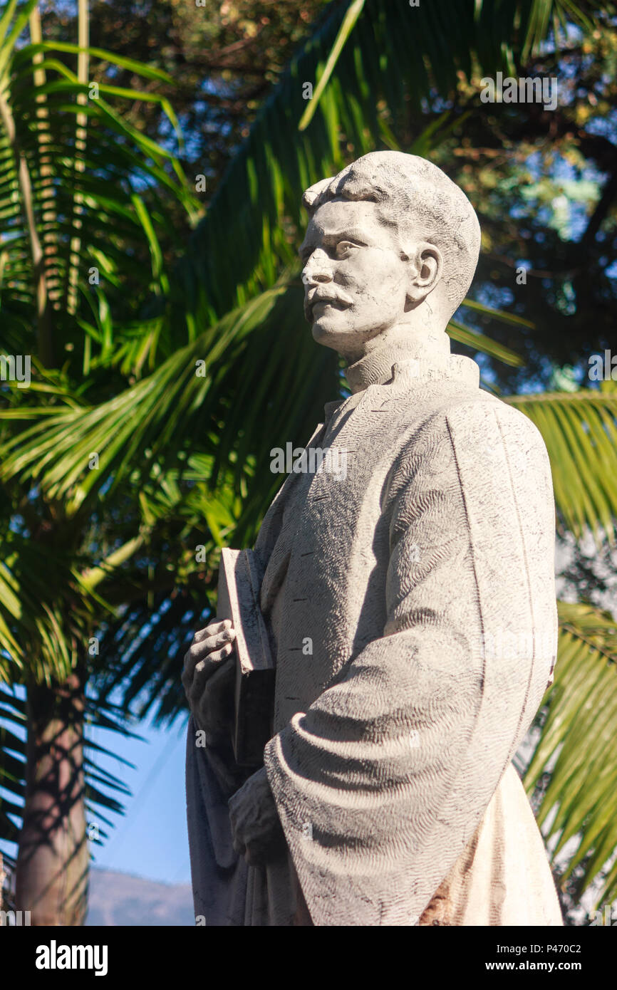 Funchal, Madeira: Statue von Jaime Moniz, portugiesischer Politiker und Intellektuelle mit Palmen im Hintergrund. Stockfoto