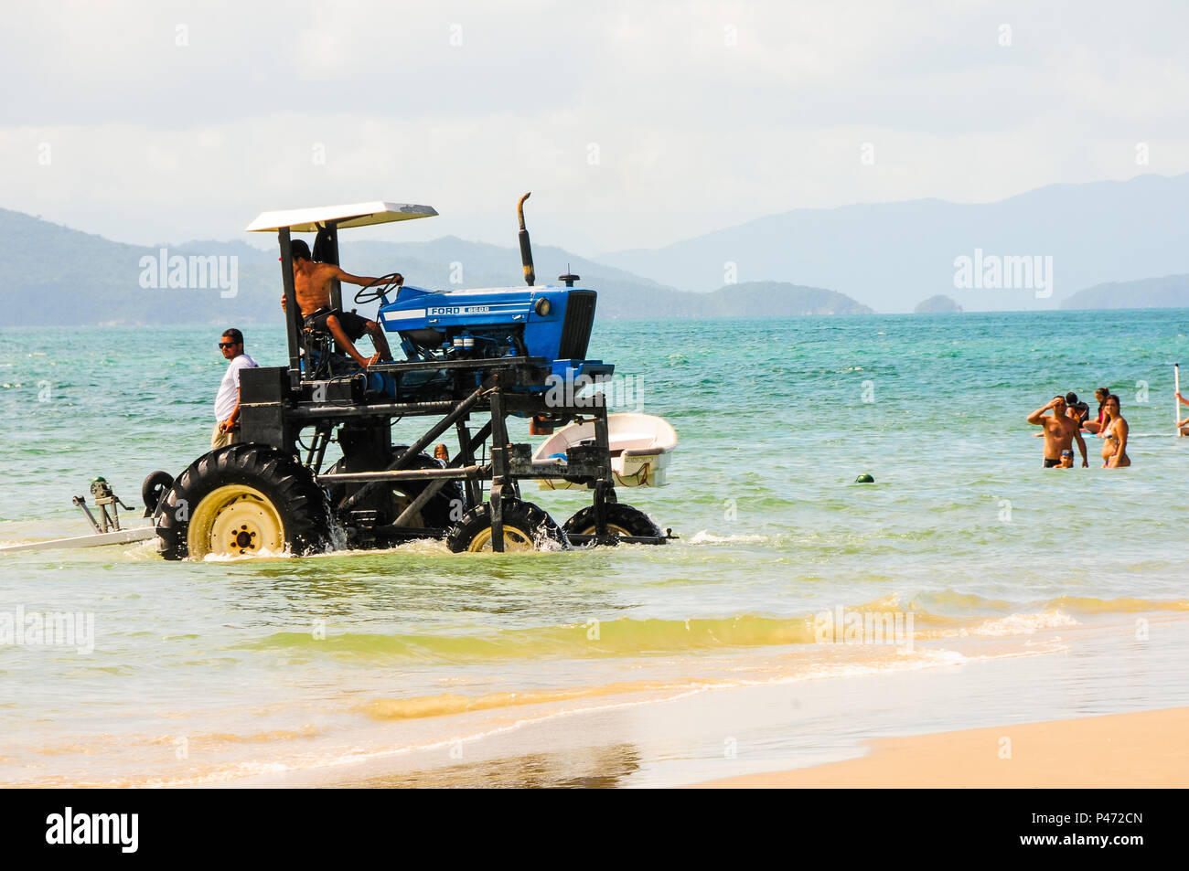 FLORIANÓPOLIS, SC - 05/01/2015: CLIMA EM FLORIANÓPOLIS - Turistas aproveitam Segunda-Feira com Tempo bom e Sol na Praia Jurerê Internacional, em Florianopolis. Na foto trator adaptado Entra keine Mar para rebocar um Barco. (Foto: Cadu Rolim/Fotoarena) Stockfoto