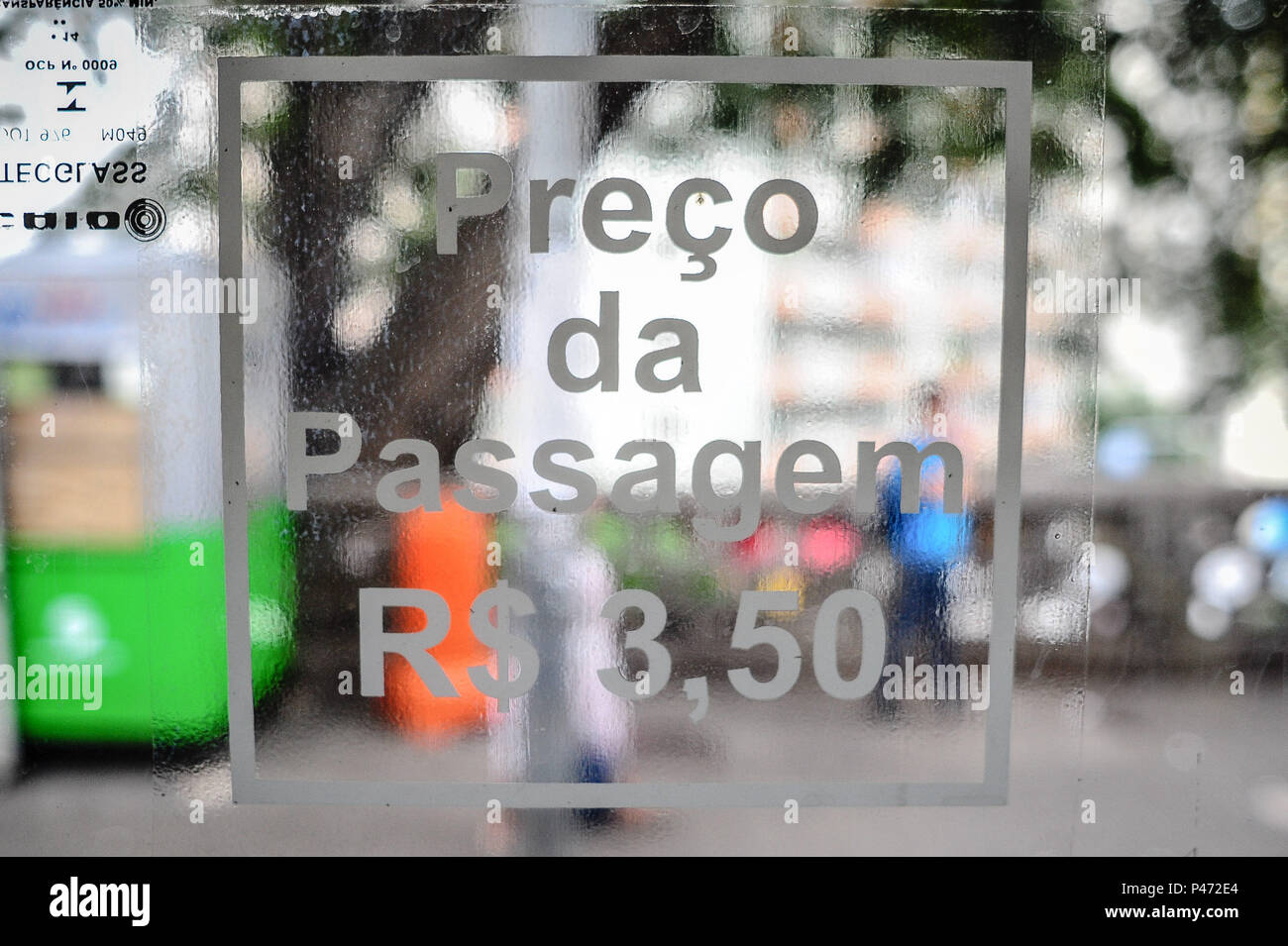 SÃO PAULO, SP - 06/01/2015: AUMENTO DAS TARIFAS EM SP-Aumento das Tarifas em SP. Wie passagens de ônibus, trens e die Metrô de São Paulo estão Mais caras Index desta Quinta da Terça sehr wohl fühlte - Feira (6). Ein tarifa passou de R $ 3 para R $ 3,50. O valor Vale para os ônibus da Kapital Paulista, Alem tun die Metrô e da KPTM, que atendem ein Região Metropolitana. O Valor da integração também subiu de R $ 4,65 para R $ 5,45. (Foto: Adriano Lima/Fotoarena) Stockfoto
