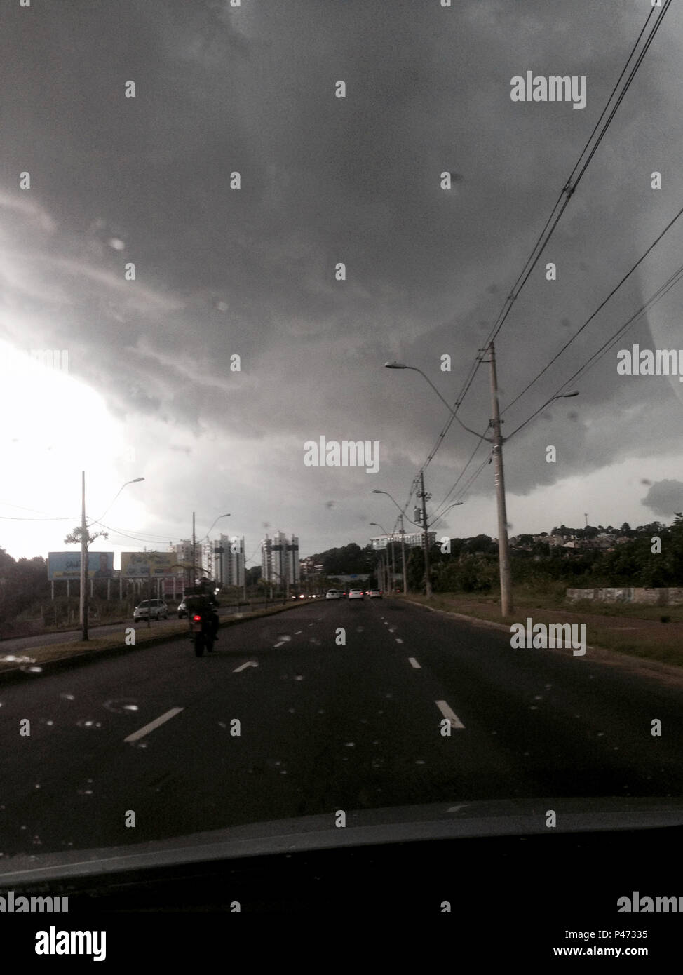 Climatempo em Porto Alegre (28548) PORTO ALEGRE, RS - 09/01/2015: CLIMATEMPO EM PORTO ALEGRE - Tempo fechado com nuvens carregadas e chuva keine endgültige da tarde em Porto Alegre, Foto mostra Av Diário de Noticias Zona Sul da Cidade. (Foto: Carlos Eduardo de Quadros/FotoArena) Stockfoto