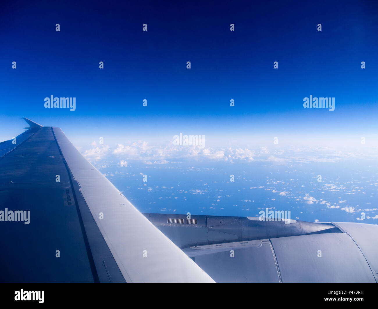 Blick über den Wolken aus dem Flugzeugfenster Stockfoto