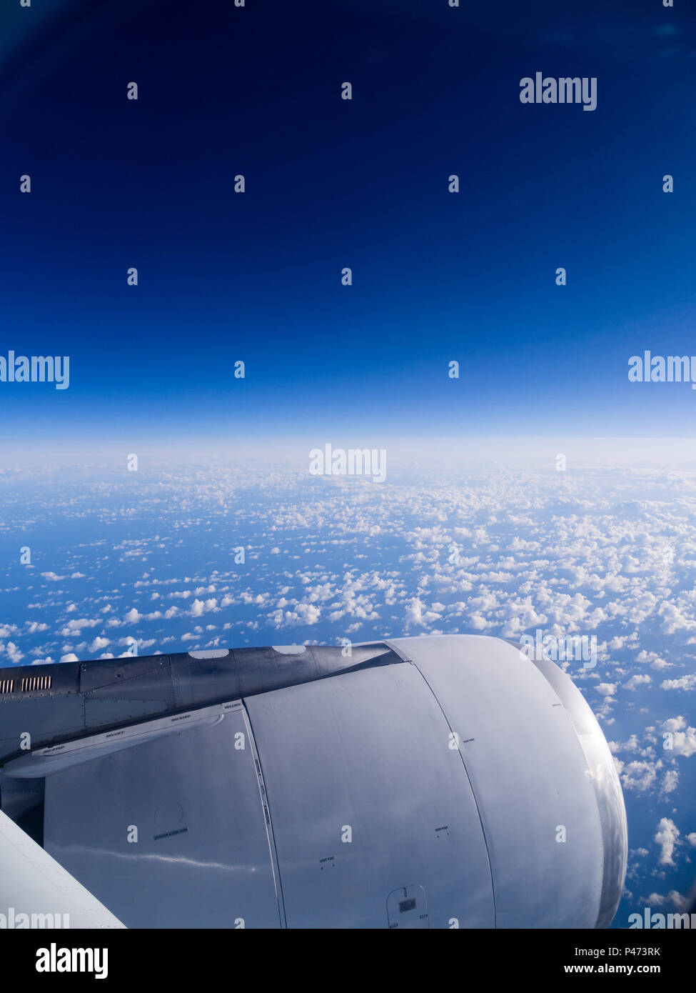 Blick über den Wolken aus dem Flugzeugfenster Stockfoto