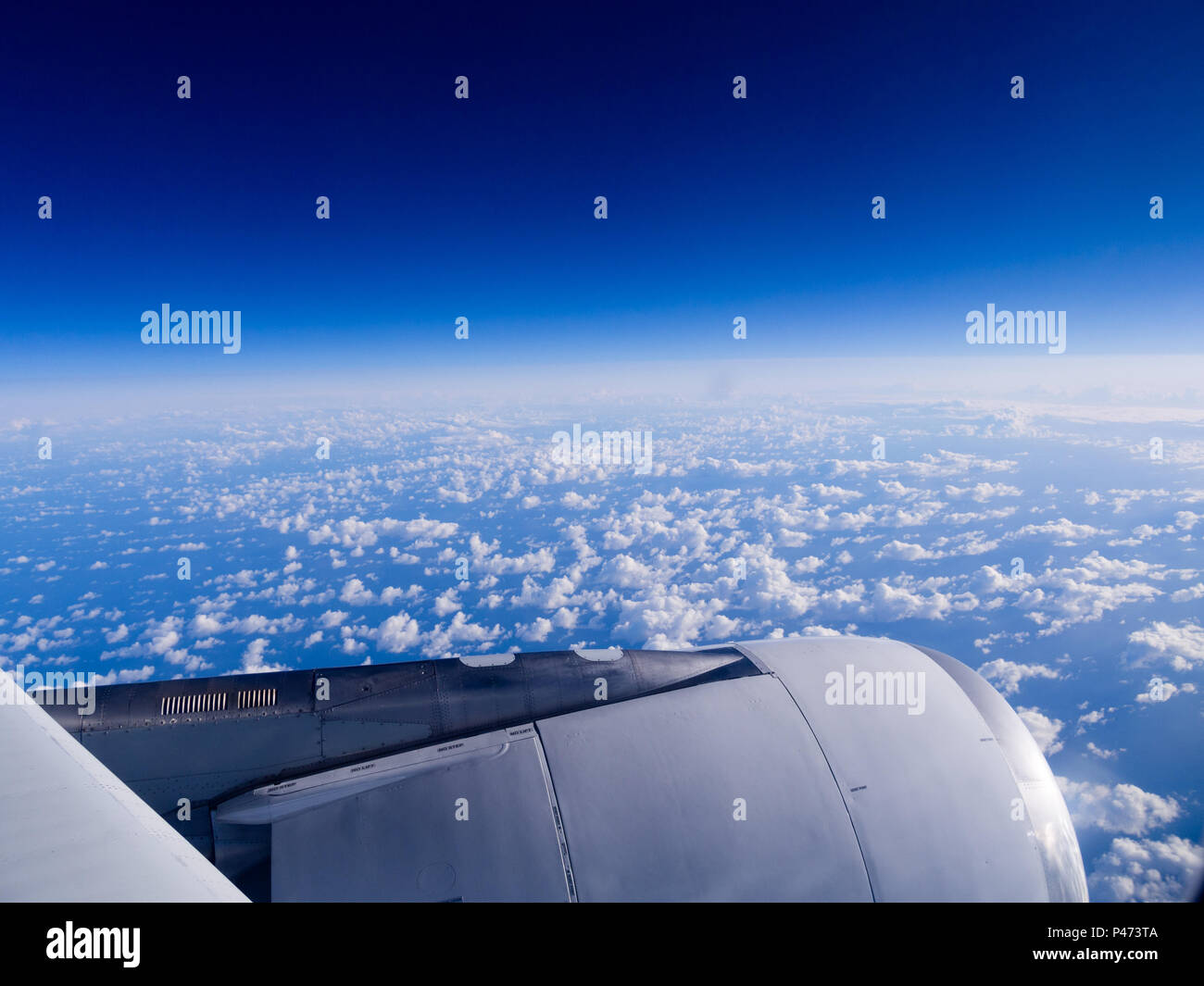 Blick über den Wolken aus dem Flugzeugfenster Stockfoto