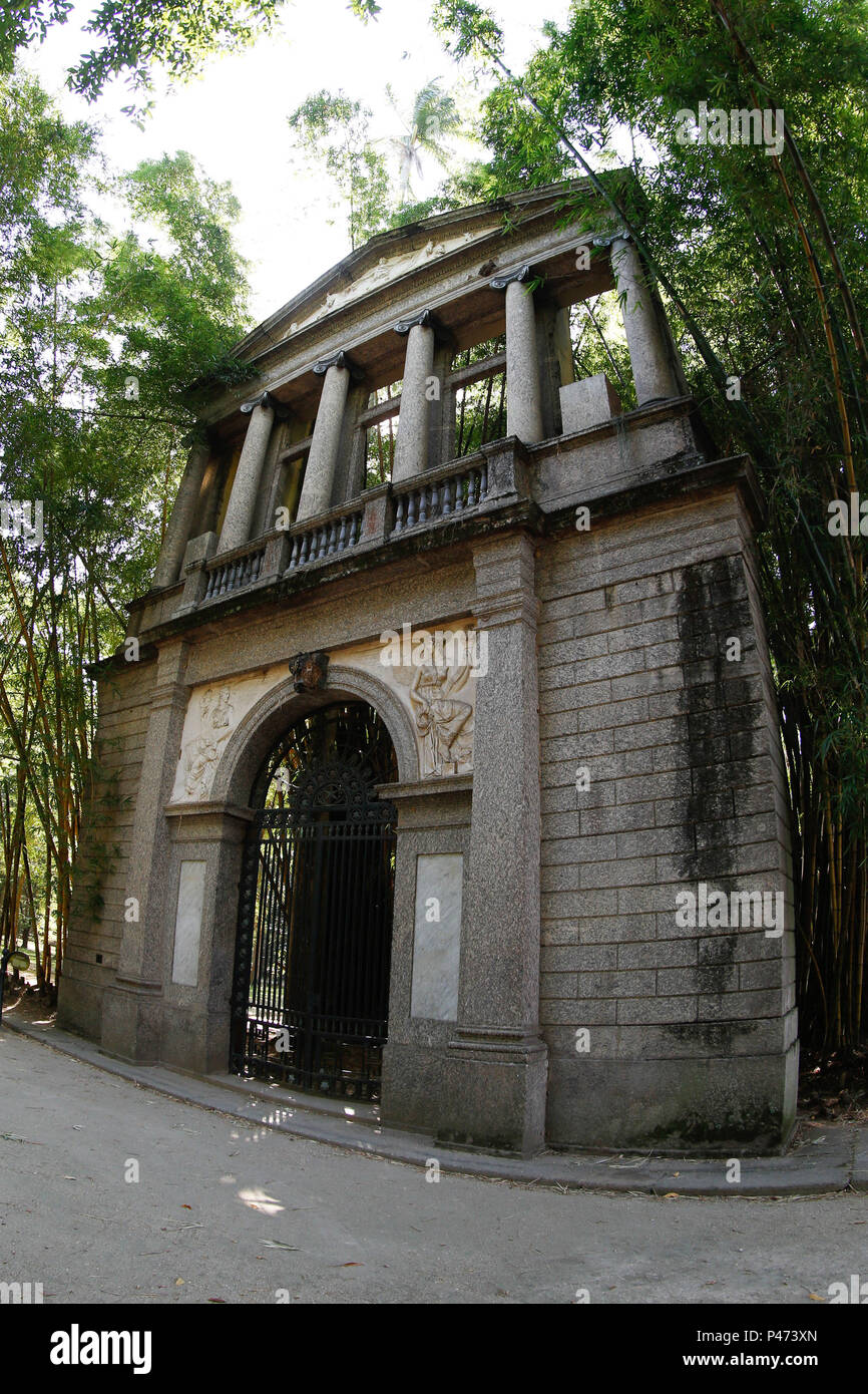 RIO DE JANEIRO, RJ - 15/01/2015: PORTAL DA ESCOLA IMPERIAL DE BELAS ARTES-Portal da Escola Imperial de Belas Artes (alte Akademie der Bildenden Künste Portal), fica kein Innen Do Jardim Botânico, na Zona Sul, Rio de Janeiro, RJ. Ein antiga Real Academia de Belas Artes, foi a primeira Obra tun arquiteto Granjean de Montigny integrante da missão artística Francesa e responsável Pela introducão Tun estilo Neoclássico na arquitetura Brasileira. O Portal apresenta Hospicio em Terracotta, de autoria de Zeferino Ferrez. O prédio da Academia foi demolido em 1938 restando este Portal frontal, remontado keine Jardim Stockfoto