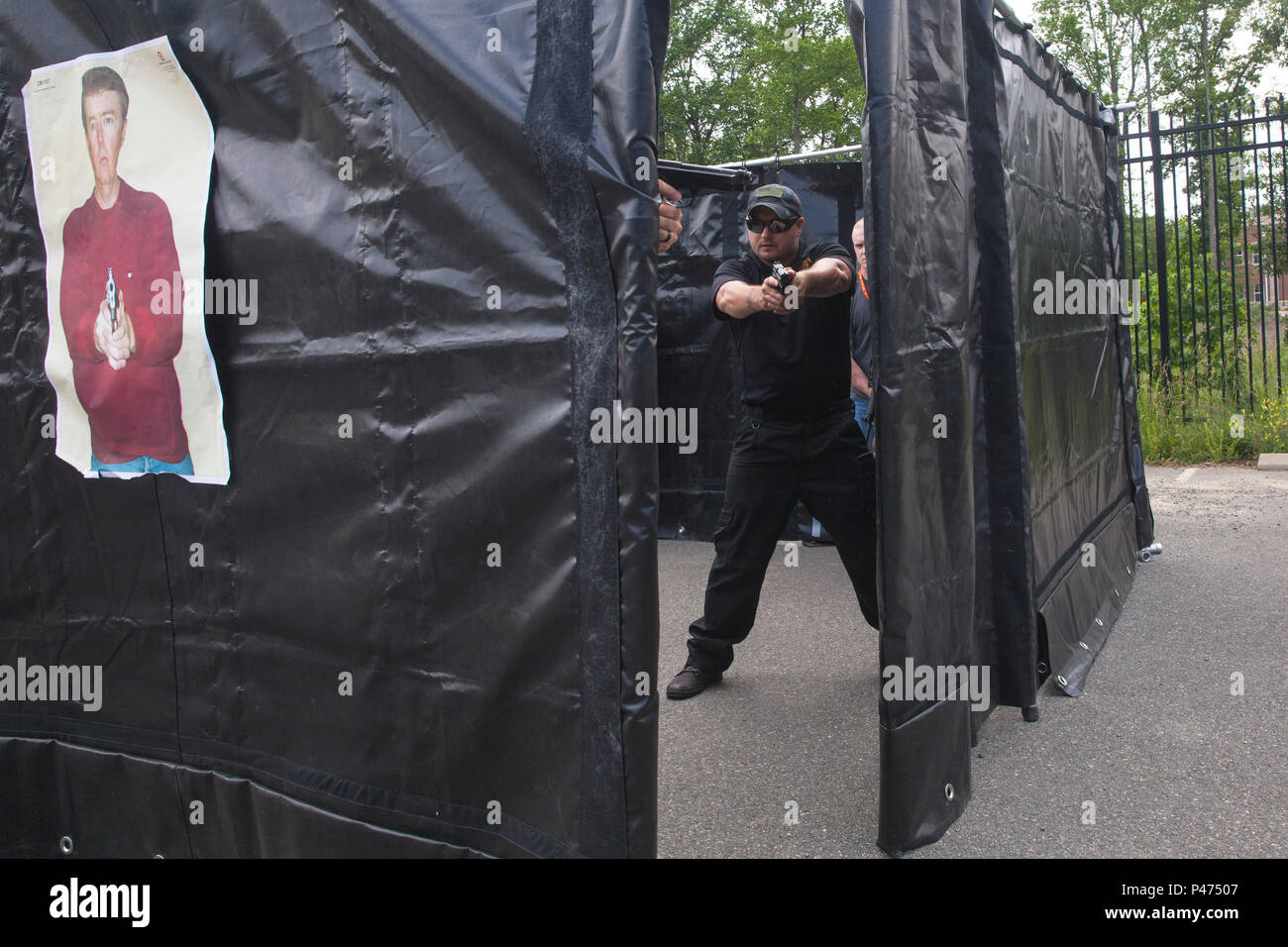 Ein Ausbilder mit der maritimen Sicherheit Schutz Security Augmentation zeigt Zimmer - clearing Techniken während der Marine Tag bei der Marine Corps Base Quantico, Quantico, Virginia, 3. Juni 2016. Marine Tag ist ein Kommandant des Marine Corps Ereignis zu persönlichen und professionellen Mitarbeiter informieren und über die Aufgaben und Funktionen des US Marine Corps informieren genehmigt. (U.S. Marine Corps Foto von Lance Cpl. Kayla V. Staten) Stockfoto