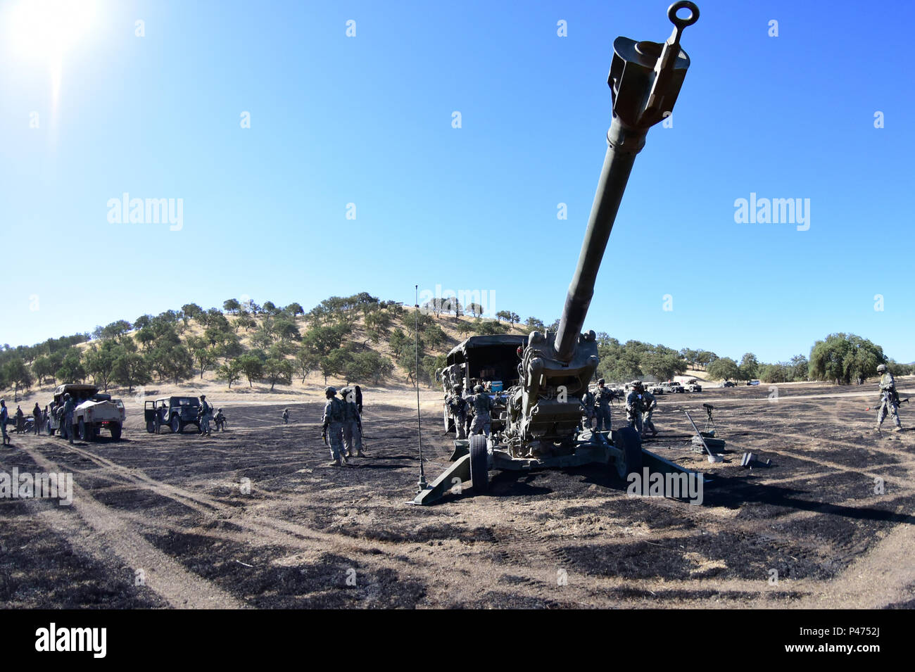 Soldaten von Charlie Batterie, 1st Battalion, 487Th Field Artillery, Oklahoma Army National Guard, ihr Wissen und ihre Fähigkeiten, ihre haubitze zu setzen während der Durchführung Konvoi Operationen während des Exportierbaren Combat Training Capacity Programm Juni 14 im Camp Roberts, Kalifornien nutzen. XCTC konzentriert sich auf Komplett Instrumental- und realistische gemeinsame Aus- und Fortbildung Platoon & Unternehmen Ausbildung Kenntnisse in Abstimmung mit der ersten Armee zu zertifizieren. Kommandanten und Führungskräfte beurteilen ihre Soldaten Stärken und Schwächen während ein Video Review Sitzung nach der Ausbildung, die in ihrem Heimatland ihre Deutschkenntnisse Aids als champagnerkelch Stockfoto