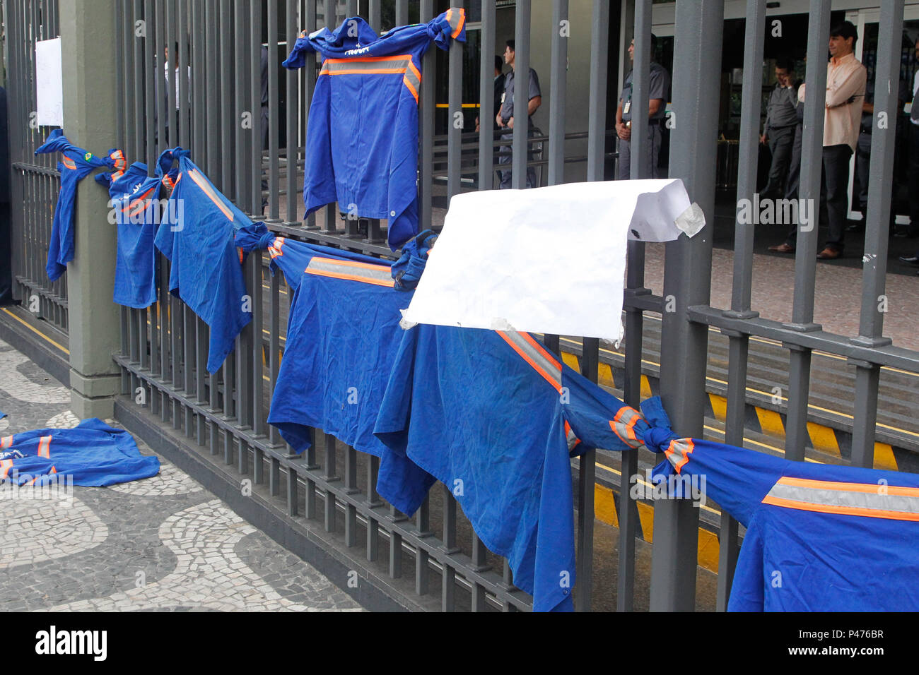 RIO DE JANEIRO, RJ - 22/01/2015: PROTESTO DOS FUNCIONÁRIOS da COMPERJ - ein blusa usada pelos funcionários ficaram espalhadas Keine chão e amarradas Na klasse de Entrada da Petrobras. Na manha desta Quinta-Feira, funcionários da COMPERJ fizeram um protesto em Frente a Sede da Petrobras na Avenida República do Chile, keine Centro Rio de Janeiro. (Foto: Roberto Filho/Fotoarena). Stockfoto