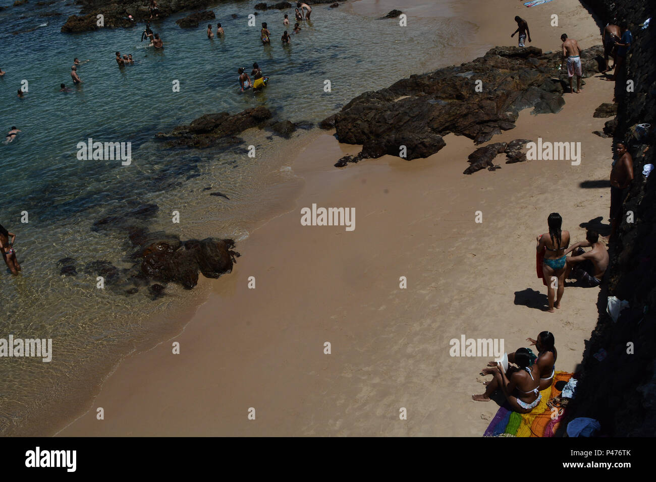 SALVADOR, BA - 24/01/2015: PRAIA EM Salvador Praia limpa e bastante Espaço para os banhistas, keine Fim De uma manhã de Sol, durante sábado de praia keine Farol da Barra, em Salvador. (Foto: Mauro Akin Nassor/Fotoarena) Stockfoto