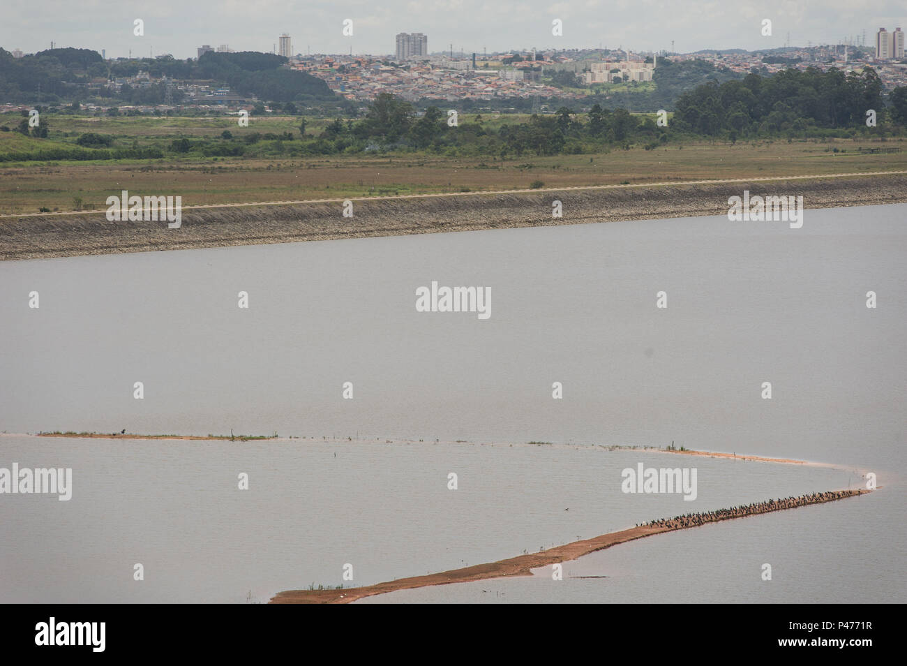 SUZANO, SP - 27/01/2015: AÉCIO E ALCKMIN ANUNCIA AUMENTO DO ABASTECIMENTO DE ÁGUA ALTO TIETÊ-O governador Geraldo Alckmin (PSDB) anuncia o aumento de captação de Agua para o abastecimento da Região do Alto Tietê. Ein medida Faz parte da determinação de Ampliar einen Analogausgang tun Córrego Guaratuba, que Faz parte Sistema Rio Claro que Fica em Biritiba Mirim, Para ein barragem de Ponte Nova. (Foto: Julien Pereira/Fotoarena) Stockfoto