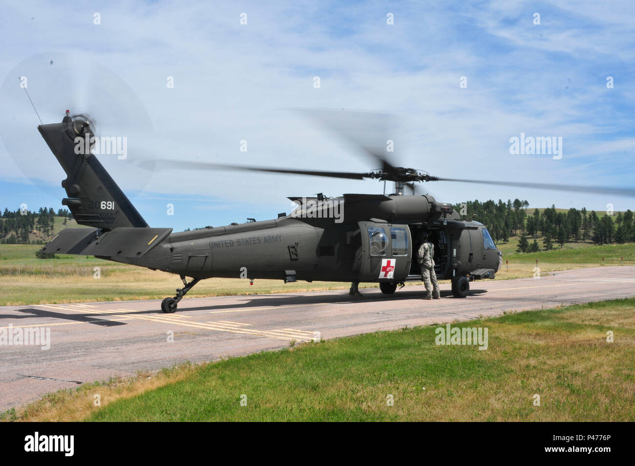 South Dakota National Guard Soldaten aus Charlie Company, 1st Battalion, 189Th Aviation Regiment, South Dakota Army National Guard, Rapid City, S.D., Durchführung medevac Ausbildung in ein HH-60 M Blackhawk zur Unterstützung der Goldenen Coyote, Custer, S.D., 19. Juni 2016. Die goldenen Coyote Übung ist eine dreiphasige, Szenario-driven Übung in den Black Hills von South Dakota und Wyoming, mit dem Kommandanten auf der Mission wesentliche Anforderungen der Aufgabe, Krieger Aufgaben und Übungen zu konzentrieren. (U.S. Armee Foto von SPC. Robert West/Freigegeben) Stockfoto