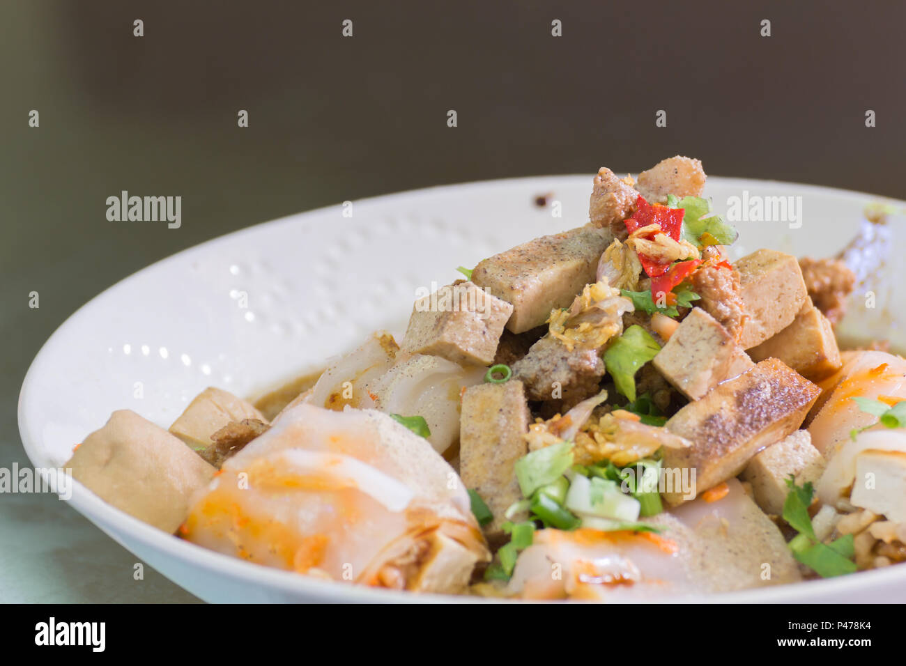 Close up Nudel Essen im thailändischen Stil, frisches Gemüse und Hackfleisch Schwein Soße Reis Blatt rollen. Stockfoto