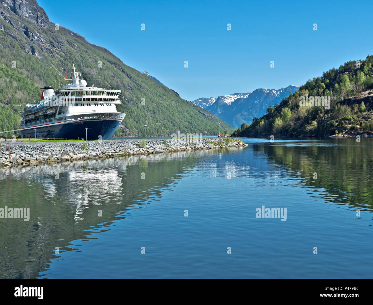 Norwegen Fjord Kreuzfahrtschiff Balmoral Hellesylt Fruhling Mai Blauer Himmel Stockfotografie Alamy