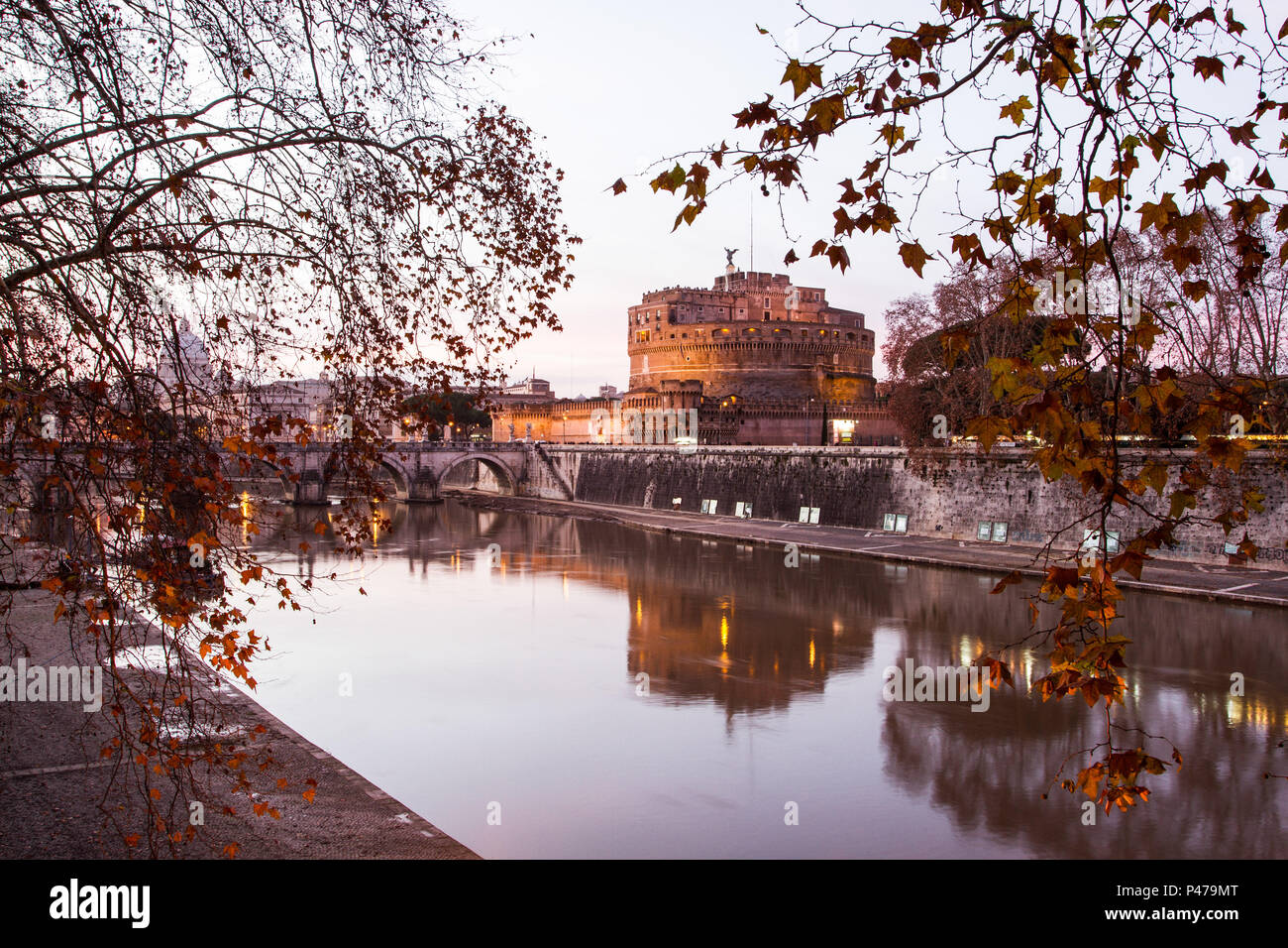 Ponte Sant'Angelo e Rio Tibre ao anoitecer. Roma, Itália - 27/12/2012. Foto: Ricardo Ribas/Fotoarena Stockfoto