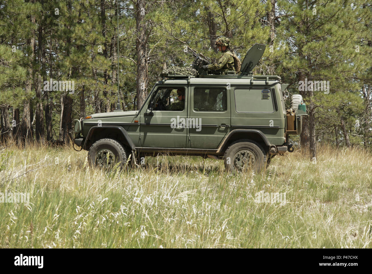 Eine kanadische G-Wagen von des Königs eigenen Calgary Regiment, geht von einem Brand Position als Konvoi am Schalter gestoppt wird Improvised Explosive Device Schulung auf West Camp Schnelle, als Teil des Goldenen Coyote übung, Rapid City, S.D., 19. Juni 2016. Die goldenen Coyote Übung ist eine dreiphasige, Szenario-driven Übung in den Black Hills von South Dakota und Wyoming, mit dem Kommandanten auf der Mission wesentliche Anforderungen der Aufgabe, Krieger Aufgaben und Übungen zu konzentrieren. (U.S. Armee Foto von Sgt. 1. Klasse Horace Murray/Freigegeben) Stockfoto