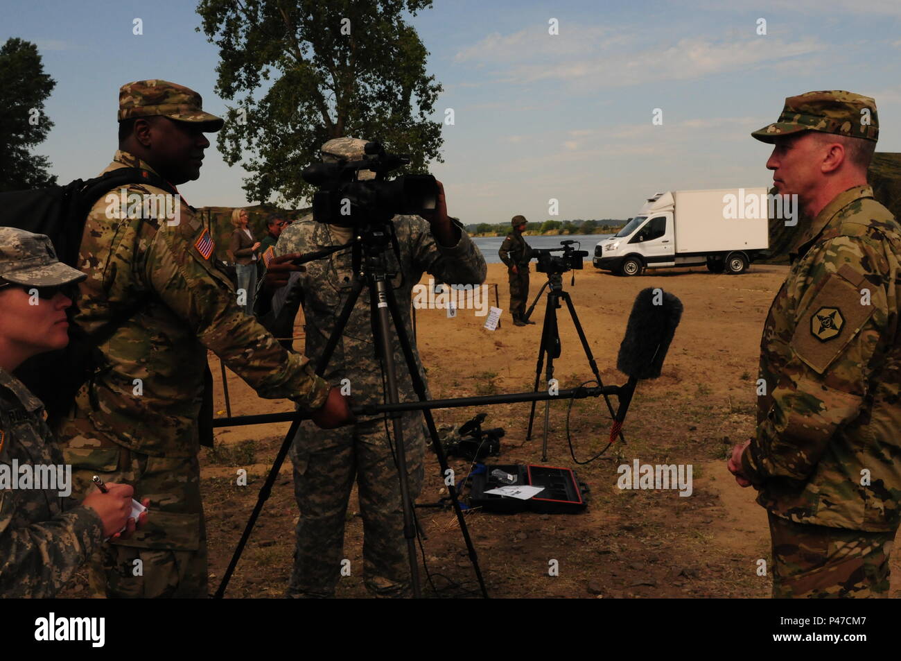 Die 364 ESC Kommandierender General, Brig. Gen. Gregory Mosser, führt ein Interview mit Streitkräften, die Netzwerk- und andere Medien die kritische sustainment Rolle der WSA spielt während der ANAKONDA 16 8. Juni zu diskutieren. Stockfoto
