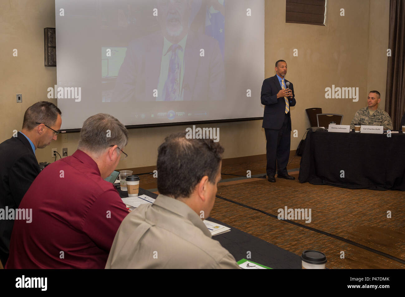 Kenny R. Johnson, S. E., Leiter des rechtlichen und ordnungspolitischen Engagements Division, Luftwaffe Bauingenieur Center, Adressen Teilnehmer an das zentrale regionale Umweltsanierung Gipfel in Santa Fe, New Mexico, 29. Juni 2016 statt. Der Gipfel erlaubt AFCEC in Umweltfragen neue Air Force Umweltpolitik und das Umweltprogramm Ziele mit Zustand zu teilen, regionalen und föderalen Behörden und bietet die Möglichkeit für eine gemeinsame Diskussion gemeinsame Ziele zu erreichen. (U.S. Air Force Foto von Malcolm McClendon). Stockfoto