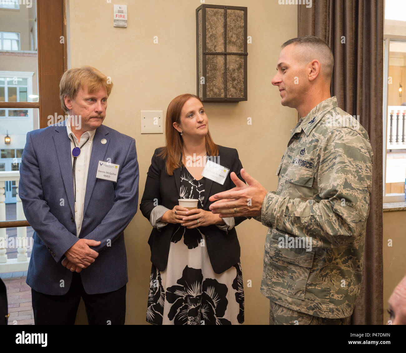 Oberst Charles Kuhls, rechts, stellvertretender Direktor der Luftwaffe Bauingenieur Center, erfüllt mit Dennis McQuillan und Kathryn Roberts mit der Staat New Mexico Abteilung Umwelt, an der Zentrale regionale Umweltsanierung Gipfel in Santa Fe, New Mexico, 29. Juni 2016 statt. Der Gipfel erlaubt AFCEC neue Air Force Umweltpolitik und das Umweltprogramm Ziele und bietet die Möglichkeit für eine gemeinsame Diskussion mit den Teilnehmern gemeinsame Ziele zu erreichen. (U.S. Air Force Foto von Malcolm McClendon). Stockfoto