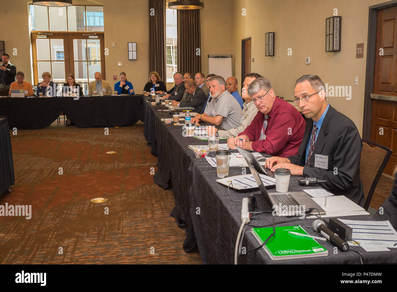 In Umweltfragen mit staatlichen, regionalen und föderalen Aufsichtsbehörden an der Zentrale regionale Umweltsanierung Gipfel in Santa Fe, New Mexico, 29. Juni 2016 statt. Der Gipfel, von der Direktion der Luftwaffe Bauingenieur Center gehostet werden, können Spezialisten neue Air Force Umweltpolitik und das Umweltprogramm Ziele mit den Regulierungsbehörden und bietet die Möglichkeit für eine gemeinsame Diskussion der gegenseitigen Ziele zu erreichen. (U.S. Air Force Foto von Malcolm McClendon). Stockfoto