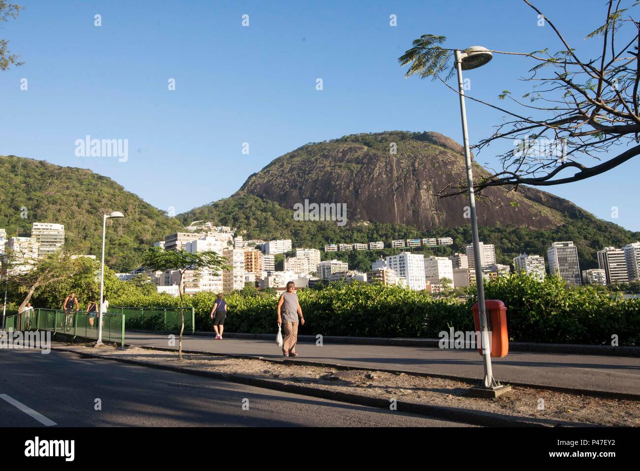 RIO DE JANEIRO, RJ - 16/12/2014: FINAL DE TARDE NO RIO DE JANEIRO - Vista da Lagoa Rodrigos de Freitas na Avenida Borges de Medeiros. (Foto: Celso Pupo/Fotoarena) Stockfoto