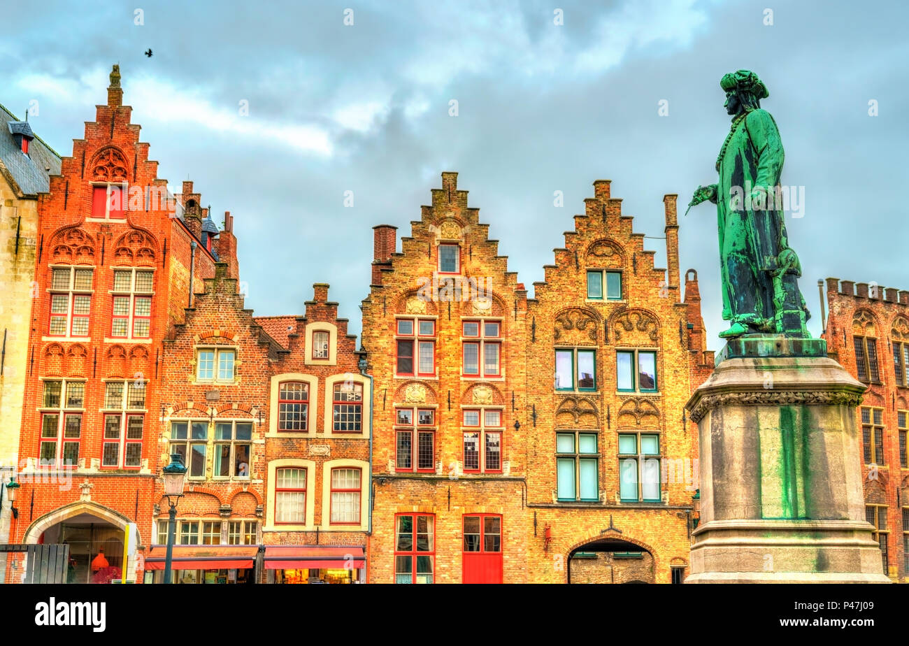 Statue von Jan van Eyck, einem frühen niederländischen Maler in Brügge, Belgien. Stockfoto