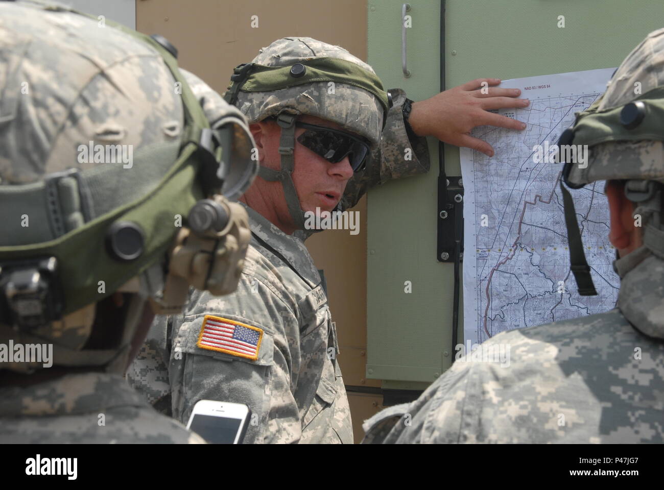 Sgt. Jonathan Carr, Evakuierung Sergeant mit Unternehmen C, 106 Support Bataillons, Mississippi Army National Guard, führt Karte Aufklärung mit Soldaten in seinem Unternehmen während der 155 gepanzerte Brigade Combat Team - Echelon integrierte Feuerwehr Ausbildung (MiBT) Übung am 8. Juni 2016, in Fort Hood, Texas. "Charlie Med' ist verantwortlich für alle medizinischen Unterstützung zum Mississippi Wachposten Teilnahme an MiBT, rund 3000 Soldaten und Piloten. Ein MIBT ist ein Mehrkomponenten- Veranstaltung, unterstützt die Bereitschaft der Reserve und aktive Komponenten in Übereinstimmung mit insgesamt Forc der US-Armee Stockfoto