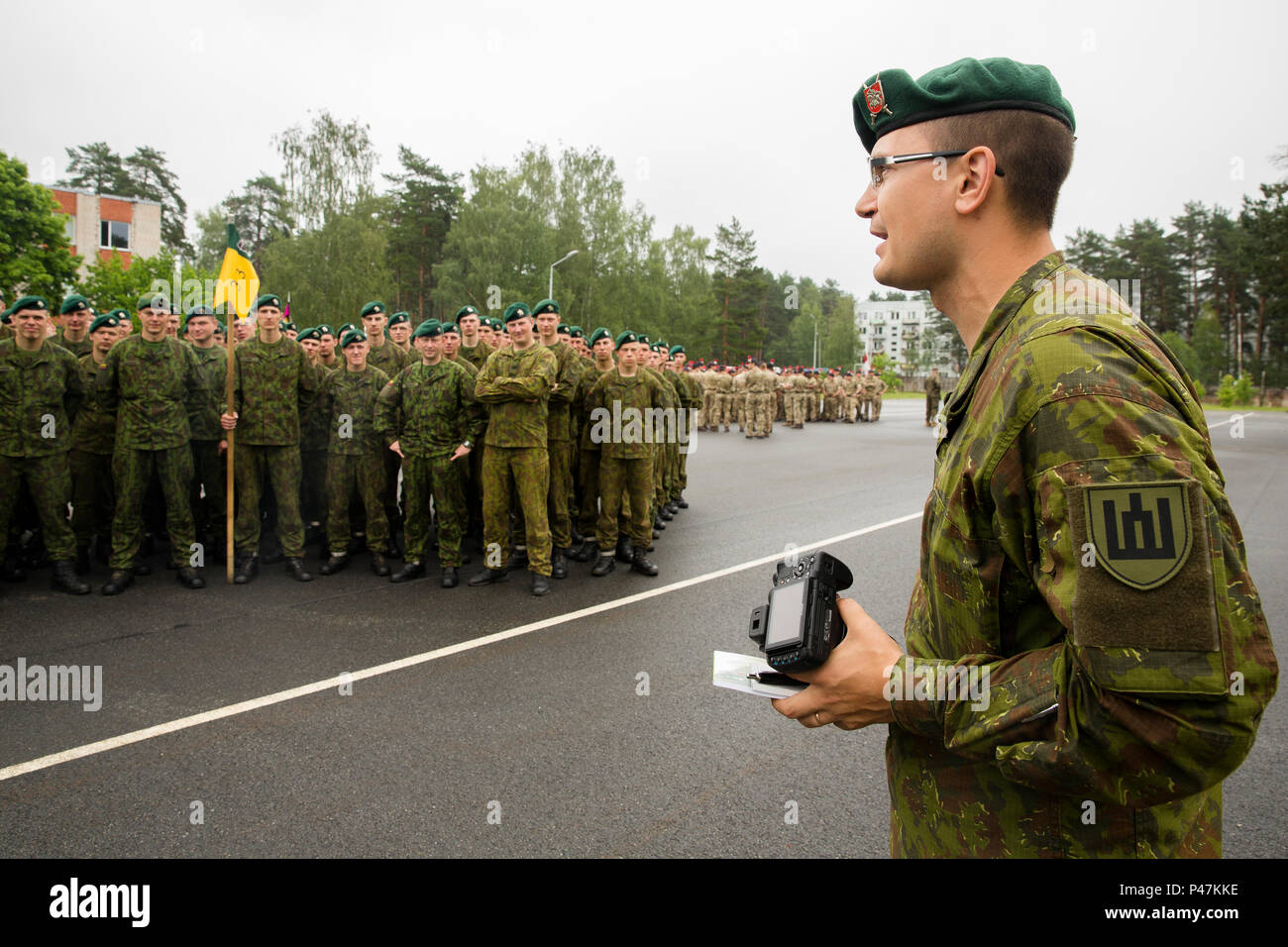 Die Einheit zwischen Verbündeten sorgt für die kollektive Verteidigung Europas. (U.S. Marine Corps Foto von Cpl. Kelly L. Straße, 2 D MARDIV COMCAM/Freigegeben) Litauische Kapitän Andrius Dilda, ein Public Affairs Officer, Gespräche zu anderen litauischen Soldaten nach dem closing Zeremonie für Übung Sabre Streik 16, an Bord Adazi Militärbasis, Lettland, 21. Juni 2016. Sabre Streik verbessert unsere Reaktionszeit in der Region und hält unsere Partnerschaft mit 12 anderen NATO-Verbündeten. (U.S. Marine Corps Foto von Cpl. Kelly L. Straße, 2 D MARDIV COMCAM/Freigegeben) Stockfoto