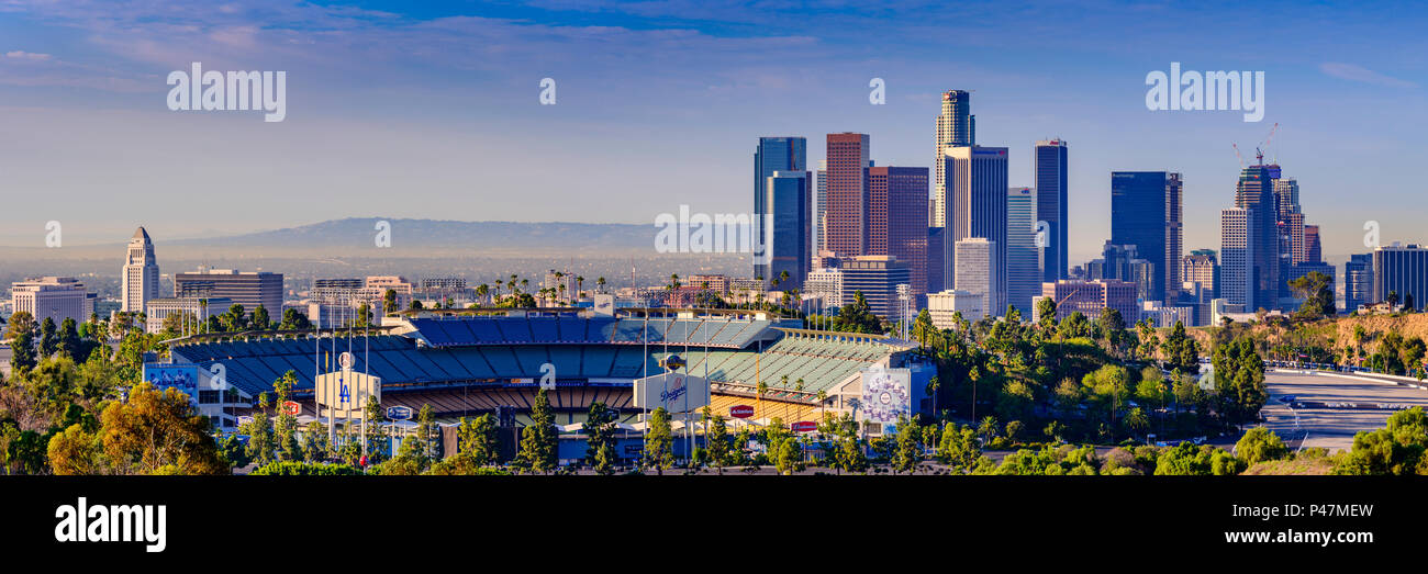 Los Angeles Skyline und Dodgers Baseball Stadium, Kalifornien, USA. Stockfoto