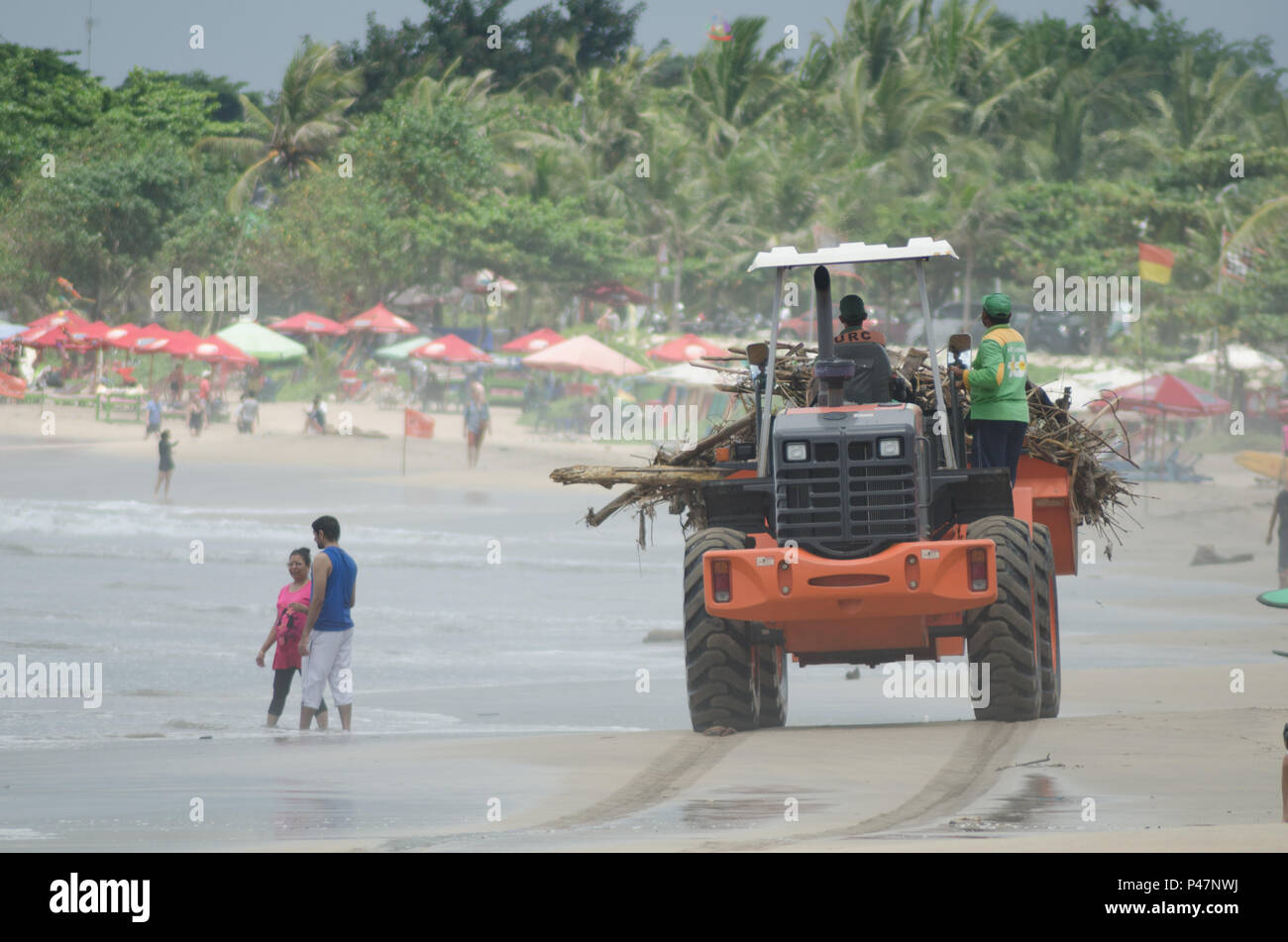 Reinigung, Abfall in Kuta, Bali, Indonesien. Kuta ist einer der beliebtesten Strände der Welt. Stockfoto