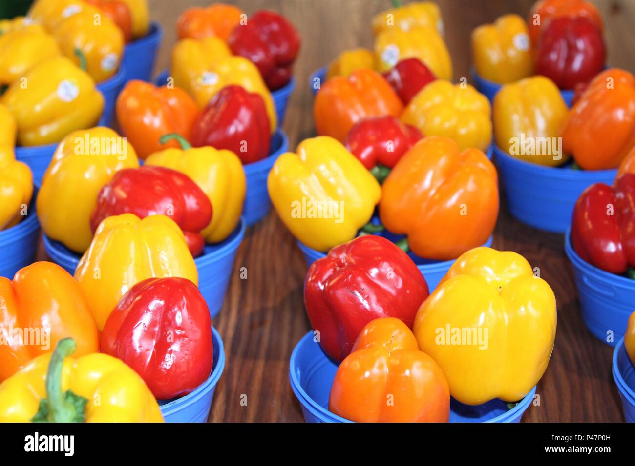 Markt Anzeige der Gelbe, orange und rote Paprika in runde Körbe Stockfoto